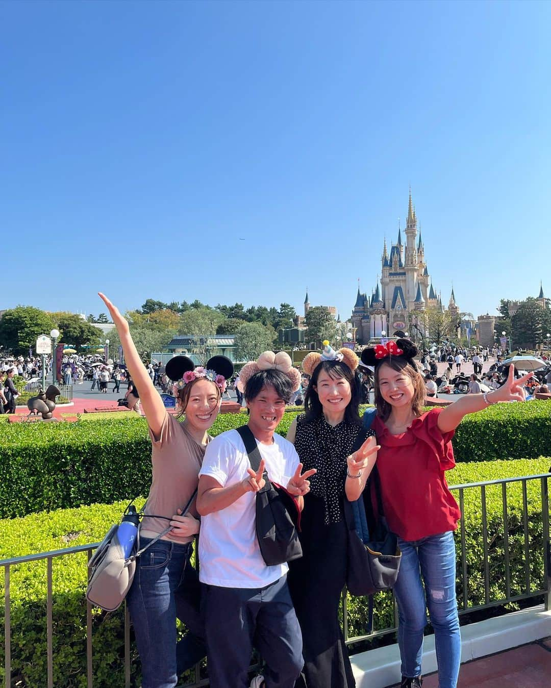 ありさ・あげまんクリエイターのインスタグラム：「Disney land ♛♡  数年ぶりのランドは、全然詳しくない私たちのためにダイキプロ @daiki.is がプロデュースしてくれました✌🏻笑  予約やファストパスや課金するタイミングまで全部お任せ🤣  おかげで今まで行ったランドで1番充実した夢の国でした🤩 ありがとう！！  #ディズニーランド #東京ディズニーランド #disney #disneyworld #disneygram #disneyland」