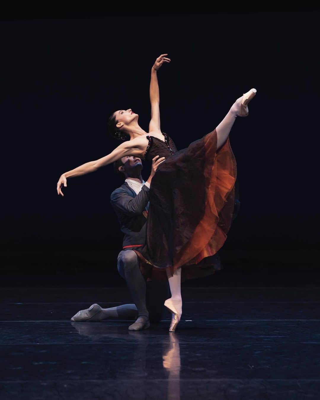 ドロテ・ジルベールのインスタグラム：「Je danserai le troisième pas de deux de In the Night avec @humarchand les 23,25,27 et 31 octobre à l’Opéra Garnier. . #jeromerobbins #chopin」