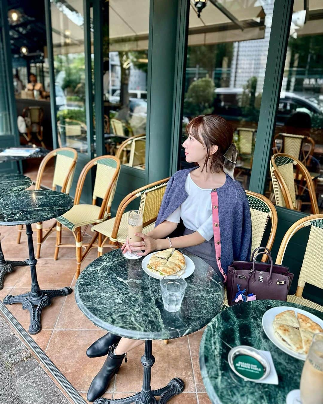 水野佐彩さんのインスタグラム写真 - (水野佐彩Instagram)「・ ブランチ☕️🧇🌈 やっとテラスが気持ち良い☺️☺️  @akte_official のカーデの配色と ロデオちゃんの配色がおそろ🐴🩷💙  #おちびコーデ #おちびの輪 #低身長コーデ #Sサイズコーデ #ママコーデ #ママライフ #2020年ベビー #女の子ママ #女の子ベビー #ブルベ夏 #ブルベ #ブルベサマー #ブライトサマー #ブライトスプリング #ソフトクラシック #ウェーブ #骨格診断ウェーブ​​」9月29日 20時00分 - saaya_mizuno