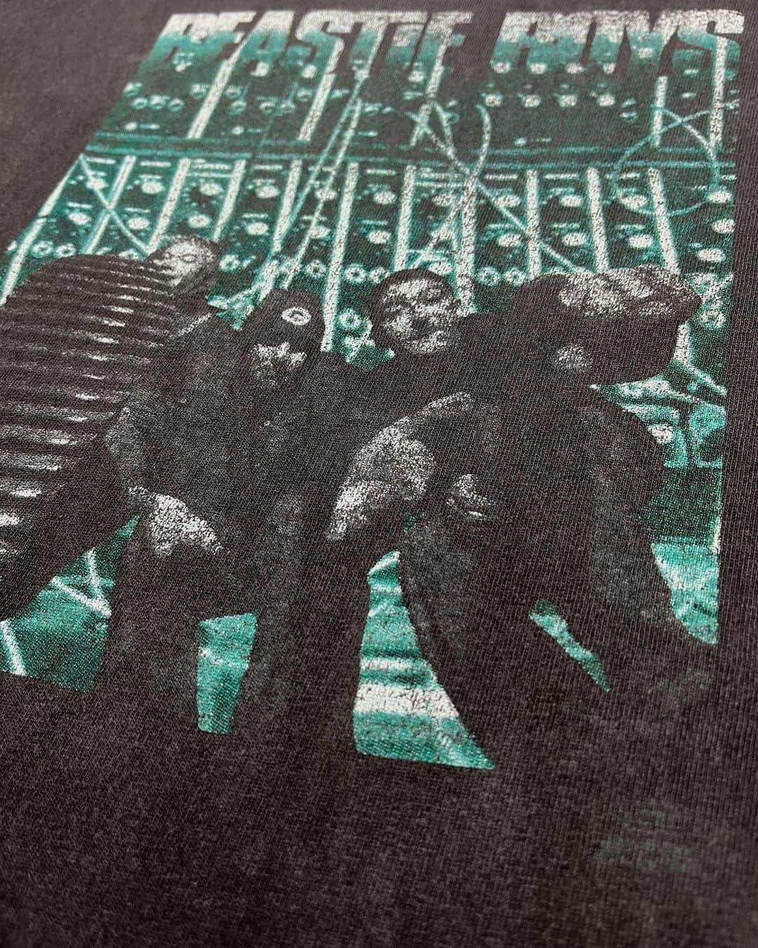 ジャムルさんのインスタグラム写真 - (ジャムルInstagram)「1990's～ BEASTIE BOYS ¥18000+tax(19800) .  音物系Tシャツの中でも常に人気が高いビースティー・ボーイズ。  こちらは1994年リリースのアルバム「ILL COMMUNICATION」のアルバムからシングルカットされた「GET IT TOGETHER」のジャケットと同じグラフィックが入るTシャツ。 .  程よくフェードした黒に掠れたプリント、幾つか入る小さなダメージもビンテージの雰囲気を放つナイスな1枚です。  ボディーはUSA製 HANES　袖、裾共にシングルステッチ。 全体的に色褪せ、前後共に裾付近に幾つか小さなダメージなどそれなりの使用感はございますがまだまだ着用可能なレベルのコンディションだと思います。 .  WEB SHOPに入荷しております。 是非ご覧ください。 jammru.com  #お問い合わせはお電話で承ります #jammru#jammru_tee #大阪古着屋#心斎橋古着屋#usedmix #vintagetshirt #vintagetee #vintagebandtee#beastieboys  #osaka  #fashion  #streetstyle  #streetfashion  #vtg  #vintage  #used  #usedclothing  #古着 #古着屋 #ファッション #70s #80s #90s」9月29日 17時14分 - jammru