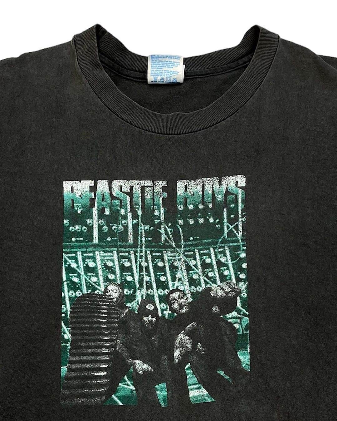 ジャムルさんのインスタグラム写真 - (ジャムルInstagram)「1990's～ BEASTIE BOYS ¥18000+tax(19800) .  音物系Tシャツの中でも常に人気が高いビースティー・ボーイズ。  こちらは1994年リリースのアルバム「ILL COMMUNICATION」のアルバムからシングルカットされた「GET IT TOGETHER」のジャケットと同じグラフィックが入るTシャツ。 .  程よくフェードした黒に掠れたプリント、幾つか入る小さなダメージもビンテージの雰囲気を放つナイスな1枚です。  ボディーはUSA製 HANES　袖、裾共にシングルステッチ。 全体的に色褪せ、前後共に裾付近に幾つか小さなダメージなどそれなりの使用感はございますがまだまだ着用可能なレベルのコンディションだと思います。 .  WEB SHOPに入荷しております。 是非ご覧ください。 jammru.com  #お問い合わせはお電話で承ります #jammru#jammru_tee #大阪古着屋#心斎橋古着屋#usedmix #vintagetshirt #vintagetee #vintagebandtee#beastieboys  #osaka  #fashion  #streetstyle  #streetfashion  #vtg  #vintage  #used  #usedclothing  #古着 #古着屋 #ファッション #70s #80s #90s」9月29日 17時14分 - jammru