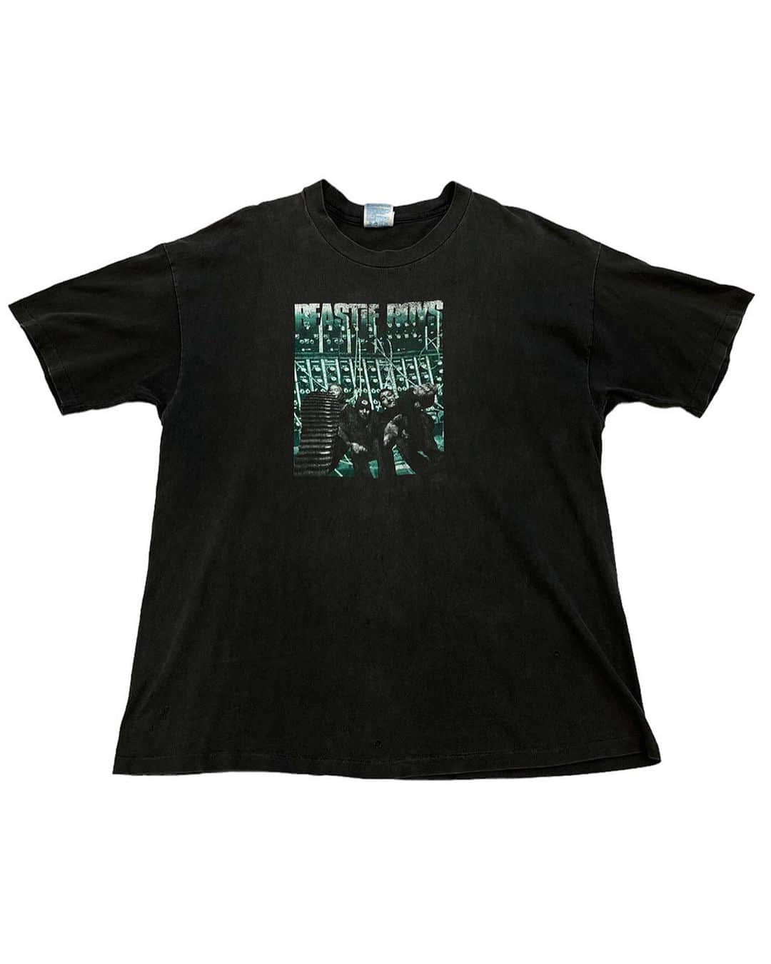 ジャムルのインスタグラム：「1990's～ BEASTIE BOYS ¥18000+tax(19800) .  音物系Tシャツの中でも常に人気が高いビースティー・ボーイズ。  こちらは1994年リリースのアルバム「ILL COMMUNICATION」のアルバムからシングルカットされた「GET IT TOGETHER」のジャケットと同じグラフィックが入るTシャツ。 .  程よくフェードした黒に掠れたプリント、幾つか入る小さなダメージもビンテージの雰囲気を放つナイスな1枚です。  ボディーはUSA製 HANES　袖、裾共にシングルステッチ。 全体的に色褪せ、前後共に裾付近に幾つか小さなダメージなどそれなりの使用感はございますがまだまだ着用可能なレベルのコンディションだと思います。 .  WEB SHOPに入荷しております。 是非ご覧ください。 jammru.com  #お問い合わせはお電話で承ります #jammru#jammru_tee #大阪古着屋#心斎橋古着屋#usedmix #vintagetshirt #vintagetee #vintagebandtee#beastieboys  #osaka  #fashion  #streetstyle  #streetfashion  #vtg  #vintage  #used  #usedclothing  #古着 #古着屋 #ファッション #70s #80s #90s」