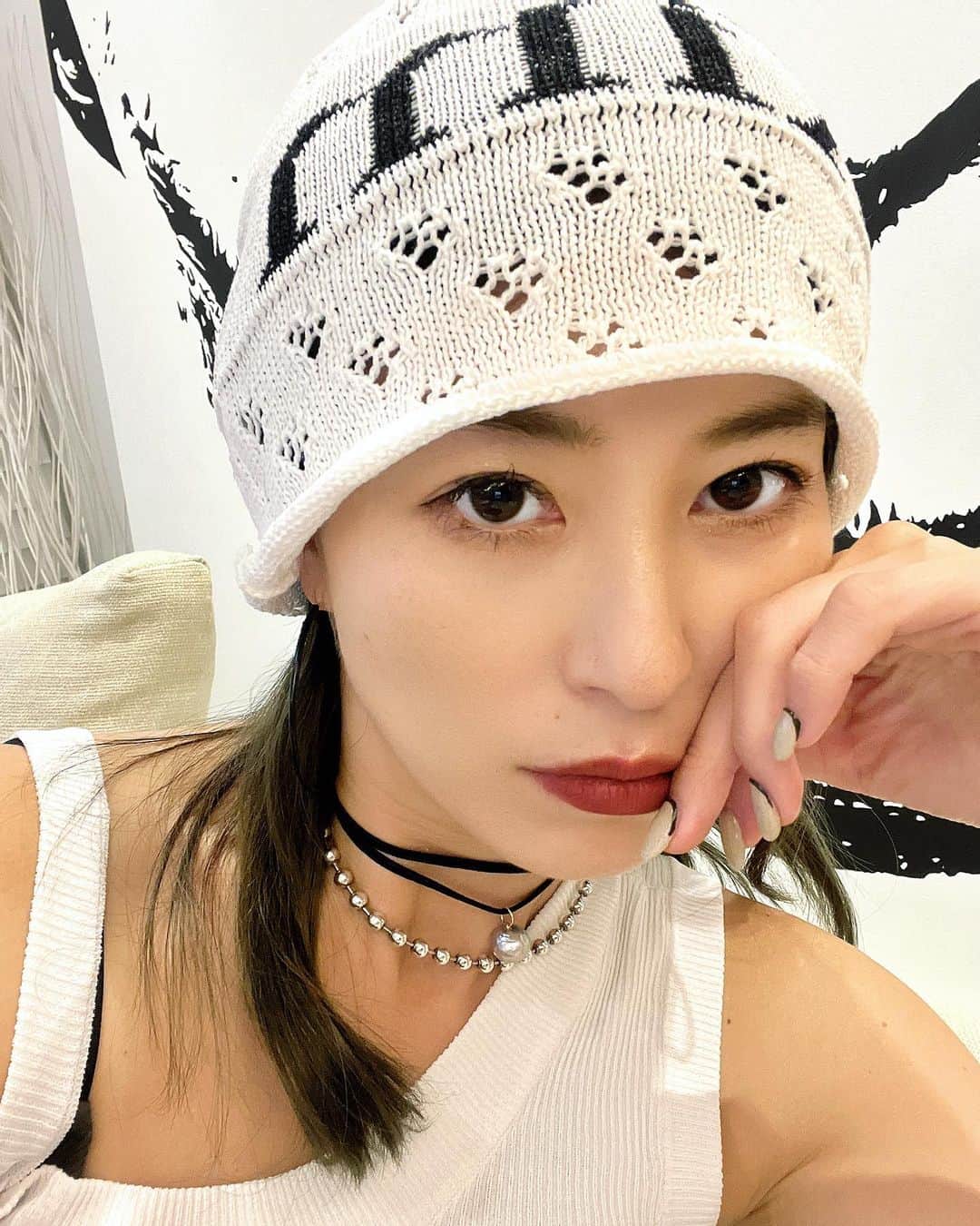 のインスタグラム：「ビーニー娘の借りパク👀 @matinkim_seoul 🇰🇷  キャップも好きだけど今年はビーニー また今日ニット帽の良い出会いがありました♡  セットアップは　@sh_ki_jp   セットアップの中はタンクトップとか白Tとか出来るだけベーシックなものが好き👀  なんだか久々の自撮り🤳  #中秋の名月#🌕 #outfit#ootd#セットアップ #matinkim#ビーニー#秋#Seoul」