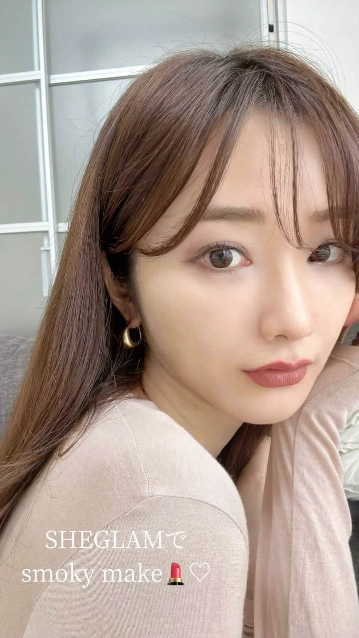 のインスタグラム：「@sheglam_official を使ってsmoky makeを🩶 秋冬にぴったりのカラーで可愛いんです...💭  色の組み合わせによって全然雰囲気変わるコレクション！✨ これからの時期にすごくお勧め🩶  1.LIVE TO ROAM アイシャドウ まぶた全体のベースにSandcastle ↓ 二重幅にCanyon Trailを薄く馴染ませる ↓ 真ん中を中心にShining Horizonを塗って ↓ まぶたのキワにMountain Topを塗り締める  2.CREAM EYELINER まつ毛のキワにDIRT ROADを細く長めに  3.CREAM EYELINER SET SAILを下まぶたに塗って目元が暗くなりすぎないように  4.LIQUID LIPSTICK EARTHBOUNDを全体的に塗ってから指でぽんぽん  SHEGLAM.com または SHEINアプリで『ＸＸ（商品名）』を検索して購入できます💄  #SHEGLAM #SHEGLAMcollection #shegramlivetoroam #make #makeup #メイク#メイクアップ#コスメ#メイクアップリール」
