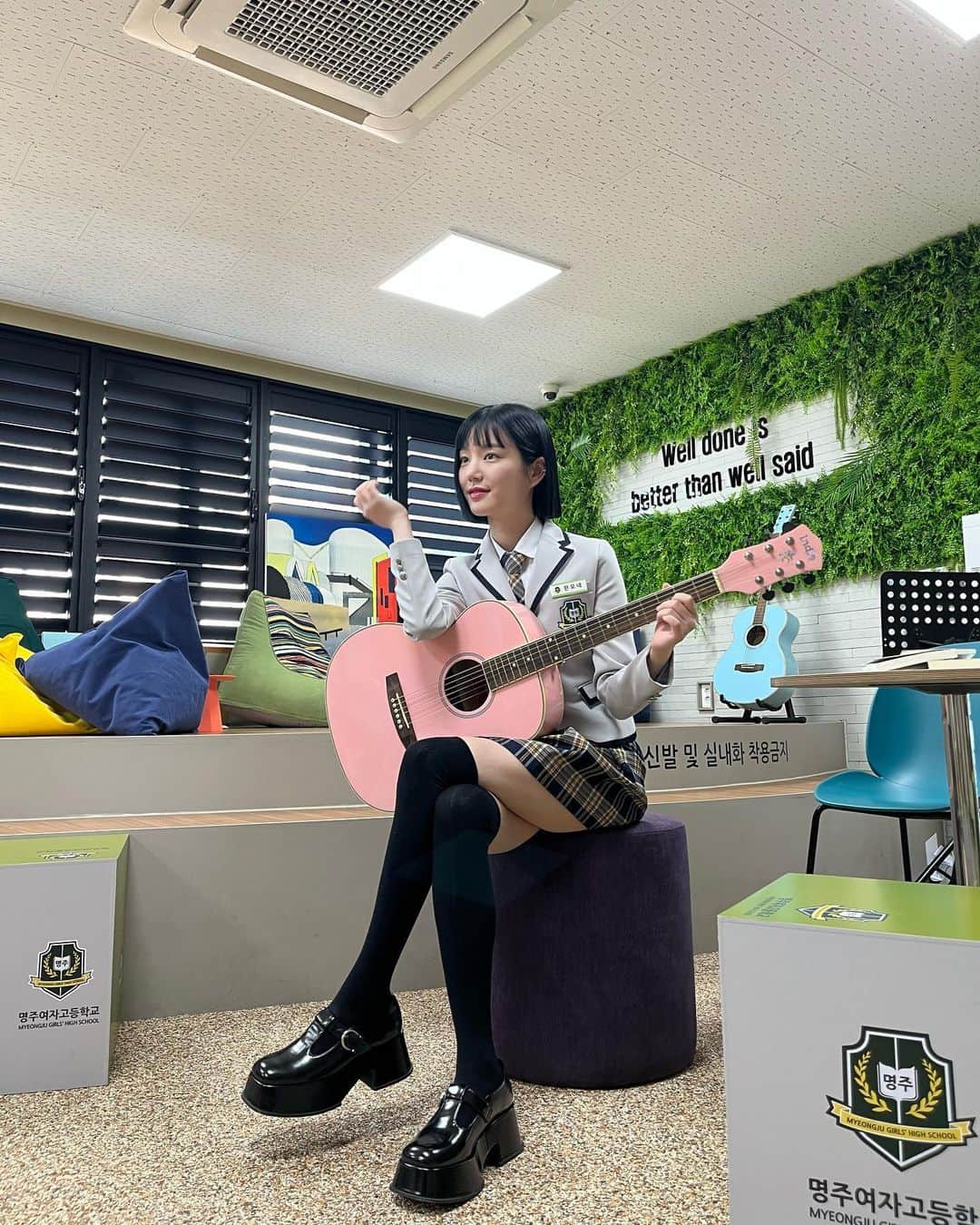 イ・ユビのインスタグラム：「맛난거 많이많이 드셨나요옹😲  오늘은 모네가 온갖 방법으로 슈퍼탑스타가 되는날입니다.. 🎬 휴우…🤦🏻‍♀️ㅋㅋㅋㅋ 많이많이 봐쥬세요 🖤💕 #7인의탈출 #모네야그만」