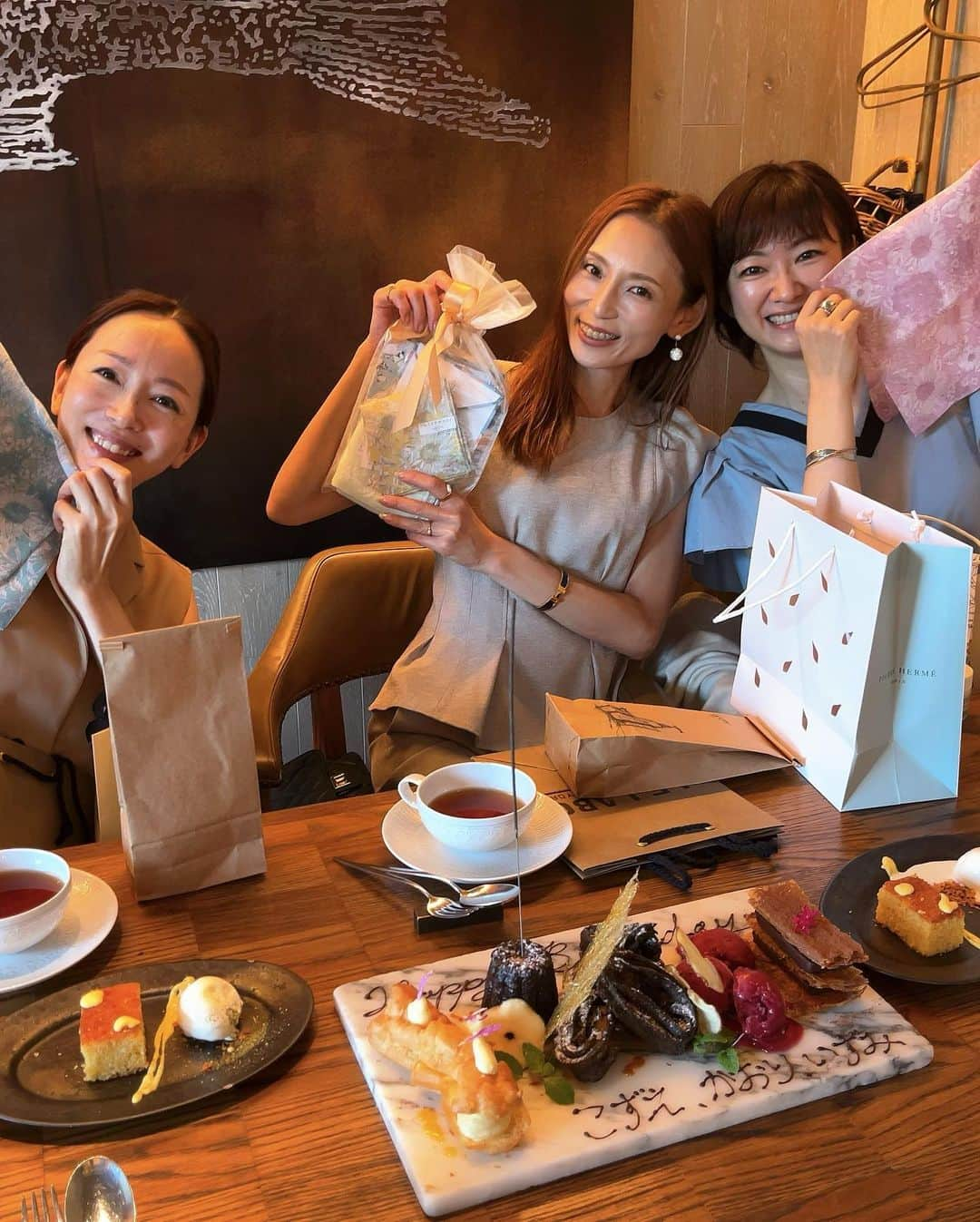 織香さんのインスタグラム写真 - (織香Instagram)「可愛いメンバーとランチ♡♡♡  いづみちゃん・コズちん・カオリちゃんの秋組バースデーのお祝いも🎂  QVCで再会して以来、織香ちゃーん♡と懐いてくれる、弾丸トークだけど🤣友達想いのカオリちゃん💕  オンエア見ていたよ〜頑張って️たね❣️といつも変わらず応援してくれる📣今日がお誕生日の優しいコズちん🥰  フェイシャルヤムナでお世話になってる職人気質✨で癒し系のいづみちゃん（るーちゃんもメロメロ🐶💕）  皆まだ40代だけど ますます楽しい一年になりますように😘🎉  いつも集合かけてくれるカオリちゃん♡ バースデーカード読んで泣いてるかと思いきや、、寄り添う演技派のナオちゃんも最高🤣  #バースデー #おめでとう🎉 #プレゼントはもちろん #リバティ #スパニッシュ #lunch #spanish #🇪🇸 #日比谷ミッドタウン#ルビーナ」9月29日 17時17分 - orikagram