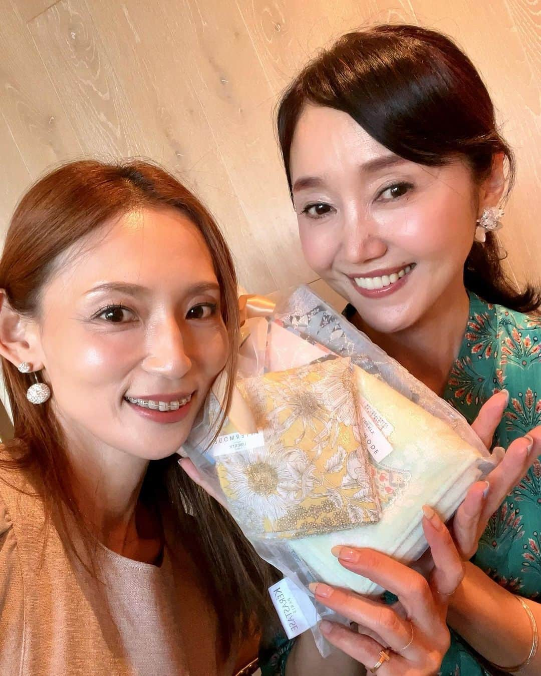 織香さんのインスタグラム写真 - (織香Instagram)「可愛いメンバーとランチ♡♡♡  いづみちゃん・コズちん・カオリちゃんの秋組バースデーのお祝いも🎂  QVCで再会して以来、織香ちゃーん♡と懐いてくれる、弾丸トークだけど🤣友達想いのカオリちゃん💕  オンエア見ていたよ〜頑張って️たね❣️といつも変わらず応援してくれる📣今日がお誕生日の優しいコズちん🥰  フェイシャルヤムナでお世話になってる職人気質✨で癒し系のいづみちゃん（るーちゃんもメロメロ🐶💕）  皆まだ40代だけど ますます楽しい一年になりますように😘🎉  いつも集合かけてくれるカオリちゃん♡ バースデーカード読んで泣いてるかと思いきや、、寄り添う演技派のナオちゃんも最高🤣  #バースデー #おめでとう🎉 #プレゼントはもちろん #リバティ #スパニッシュ #lunch #spanish #🇪🇸 #日比谷ミッドタウン#ルビーナ」9月29日 17時17分 - orikagram