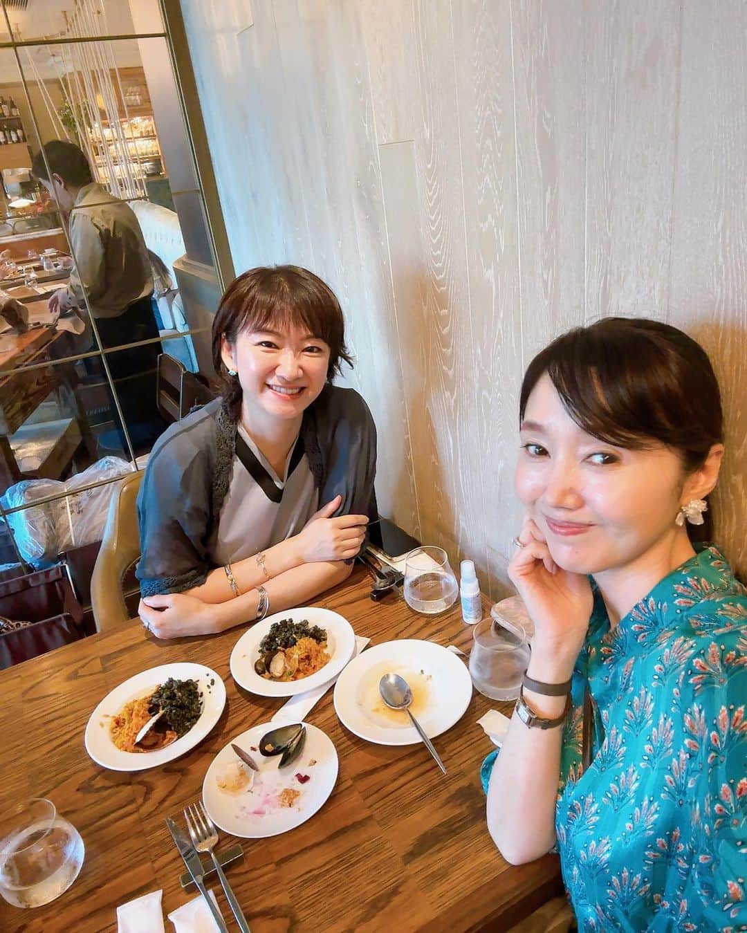 織香さんのインスタグラム写真 - (織香Instagram)「可愛いメンバーとランチ♡♡♡  いづみちゃん・コズちん・カオリちゃんの秋組バースデーのお祝いも🎂  QVCで再会して以来、織香ちゃーん♡と懐いてくれる、弾丸トークだけど🤣友達想いのカオリちゃん💕  オンエア見ていたよ〜頑張って️たね❣️といつも変わらず応援してくれる📣今日がお誕生日の優しいコズちん🥰  フェイシャルヤムナでお世話になってる職人気質✨で癒し系のいづみちゃん（るーちゃんもメロメロ🐶💕）  皆まだ40代だけど ますます楽しい一年になりますように😘🎉  いつも集合かけてくれるカオリちゃん♡ バースデーカード読んで泣いてるかと思いきや、、寄り添う演技派のナオちゃんも最高🤣  #バースデー #おめでとう🎉 #プレゼントはもちろん #リバティ #スパニッシュ #lunch #spanish #🇪🇸 #日比谷ミッドタウン#ルビーナ」9月29日 17時17分 - orikagram