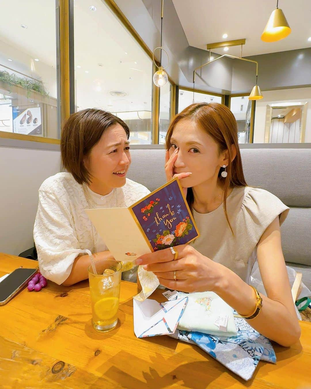 織香さんのインスタグラム写真 - (織香Instagram)「可愛いメンバーとランチ♡♡♡  いづみちゃん・コズちん・カオリちゃんの秋組バースデーのお祝いも🎂  QVCで再会して以来、織香ちゃーん♡と懐いてくれる、弾丸トークだけど🤣友達想いのカオリちゃん💕  オンエア見ていたよ〜頑張って️たね❣️といつも変わらず応援してくれる📣今日がお誕生日の優しいコズちん🥰  フェイシャルヤムナでお世話になってる職人気質✨で癒し系のいづみちゃん（るーちゃんもメロメロ🐶💕）  皆まだ40代だけど ますます楽しい一年になりますように😘🎉  いつも集合かけてくれるカオリちゃん♡ バースデーカード読んで泣いてるかと思いきや、、寄り添う演技派のナオちゃんも最高🤣  #バースデー #おめでとう🎉 #プレゼントはもちろん #リバティ #スパニッシュ #lunch #spanish #🇪🇸 #日比谷ミッドタウン#ルビーナ」9月29日 17時17分 - orikagram