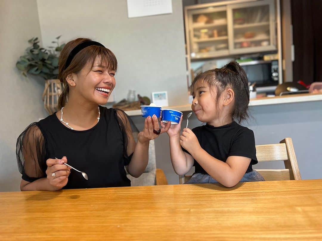クロさんのインスタグラム写真 - (クロInstagram)「やばい！名前に全然負けない  牧場クオリティなアイスクリーム🍨∗ ︎*ﾟ   さっちゃんと「牧場しぼり」のアイスクリーム食べたよおおお🐄🥛  国産の生乳、乳製品、卵黄をはじめ、その他原料も全て国内製造の食品素材だけで作り上げたアイスクリーム🍨✨　生乳のコクと雑味のないすっきりした後味が楽しめちゃいます！！  また、生乳は、しぼって3日以内の新鮮な国産生乳を使用🫨メチャクチャこだわってるー！  一口目感動して、でも、スッキリ後味で、さらにさらに食べたくなって、あっという間に1個食べ切っていたよ… 濃厚なのにスッキリ！これなんなんだ🤤🤤🤤  みんなもこの袋見つけたらゲットしてみてえ♡  #PR #Glico #牧場しぼり #アイスクリーム」9月29日 17時17分 - kuro_risa