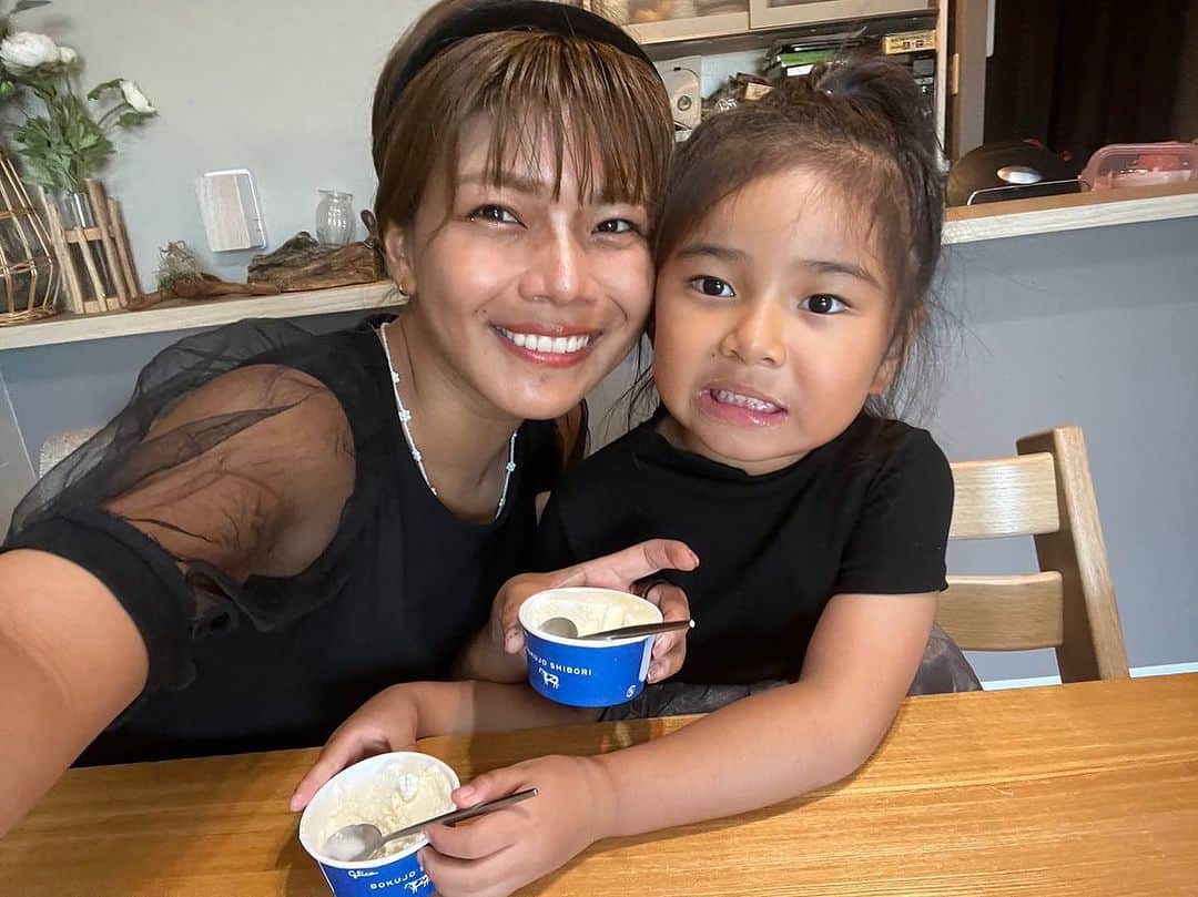 クロさんのインスタグラム写真 - (クロInstagram)「やばい！名前に全然負けない  牧場クオリティなアイスクリーム🍨∗ ︎*ﾟ   さっちゃんと「牧場しぼり」のアイスクリーム食べたよおおお🐄🥛  国産の生乳、乳製品、卵黄をはじめ、その他原料も全て国内製造の食品素材だけで作り上げたアイスクリーム🍨✨　生乳のコクと雑味のないすっきりした後味が楽しめちゃいます！！  また、生乳は、しぼって3日以内の新鮮な国産生乳を使用🫨メチャクチャこだわってるー！  一口目感動して、でも、スッキリ後味で、さらにさらに食べたくなって、あっという間に1個食べ切っていたよ… 濃厚なのにスッキリ！これなんなんだ🤤🤤🤤  みんなもこの袋見つけたらゲットしてみてえ♡  #PR #Glico #牧場しぼり #アイスクリーム」9月29日 17時17分 - kuro_risa