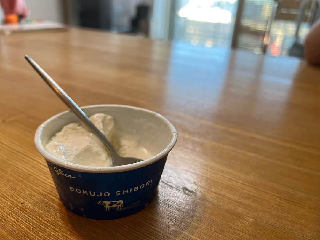 クロさんのインスタグラム写真 - (クロInstagram)「やばい！名前に全然負けない  牧場クオリティなアイスクリーム🍨∗ ︎*ﾟ   さっちゃんと「牧場しぼり」のアイスクリーム食べたよおおお🐄🥛  国産の生乳、乳製品、卵黄をはじめ、その他原料も全て国内製造の食品素材だけで作り上げたアイスクリーム🍨✨　生乳のコクと雑味のないすっきりした後味が楽しめちゃいます！！  また、生乳は、しぼって3日以内の新鮮な国産生乳を使用🫨メチャクチャこだわってるー！  一口目感動して、でも、スッキリ後味で、さらにさらに食べたくなって、あっという間に1個食べ切っていたよ… 濃厚なのにスッキリ！これなんなんだ🤤🤤🤤  みんなもこの袋見つけたらゲットしてみてえ♡  #PR #Glico #牧場しぼり #アイスクリーム」9月29日 17時17分 - kuro_risa