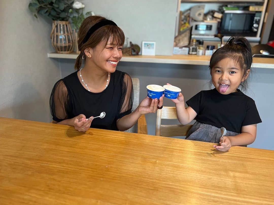 クロさんのインスタグラム写真 - (クロInstagram)「やばい！名前に全然負けない  牧場クオリティなアイスクリーム🍨∗ ︎*ﾟ   さっちゃんと「牧場しぼり」のアイスクリーム食べたよおおお🐄🥛  国産の生乳、乳製品、卵黄をはじめ、その他原料も全て国内製造の食品素材だけで作り上げたアイスクリーム🍨✨　生乳のコクと雑味のないすっきりした後味が楽しめちゃいます！！  また、生乳は、しぼって3日以内の新鮮な国産生乳を使用🫨メチャクチャこだわってるー！  一口目感動して、でも、スッキリ後味で、さらにさらに食べたくなって、あっという間に1個食べ切っていたよ… 濃厚なのにスッキリ！これなんなんだ🤤🤤🤤  みんなもこの袋見つけたらゲットしてみてえ♡  #PR #Glico #牧場しぼり #アイスクリーム」9月29日 17時17分 - kuro_risa