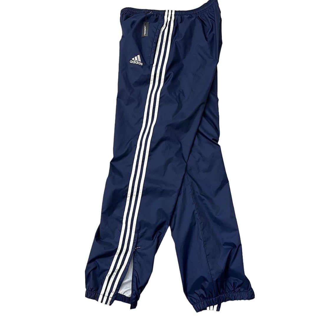 ジャムルのインスタグラム：「90's- adidas ナイロンパンツ navy L ¥6200+tax(6820) . 90年代頃のadidas パフォーマンスロゴナイロンパンツ。  ネイビーベースに永遠の定番、3本ライン。 何を合わせてもしっくりきます。 .  WEB SHOPに入荷しております。 是非ご覧ください。 jammru.com  #お問い合わせはお電話で承ります #jammru #大阪古着屋#心斎橋古着屋#usedmix#adidas#sportsmix #osaka  #fashion  #streetstyle  #streetfashion  #vtg  #vintage  #used  #usedclothing  #古着 #古着屋 #ファッション #70s #80s #90s」
