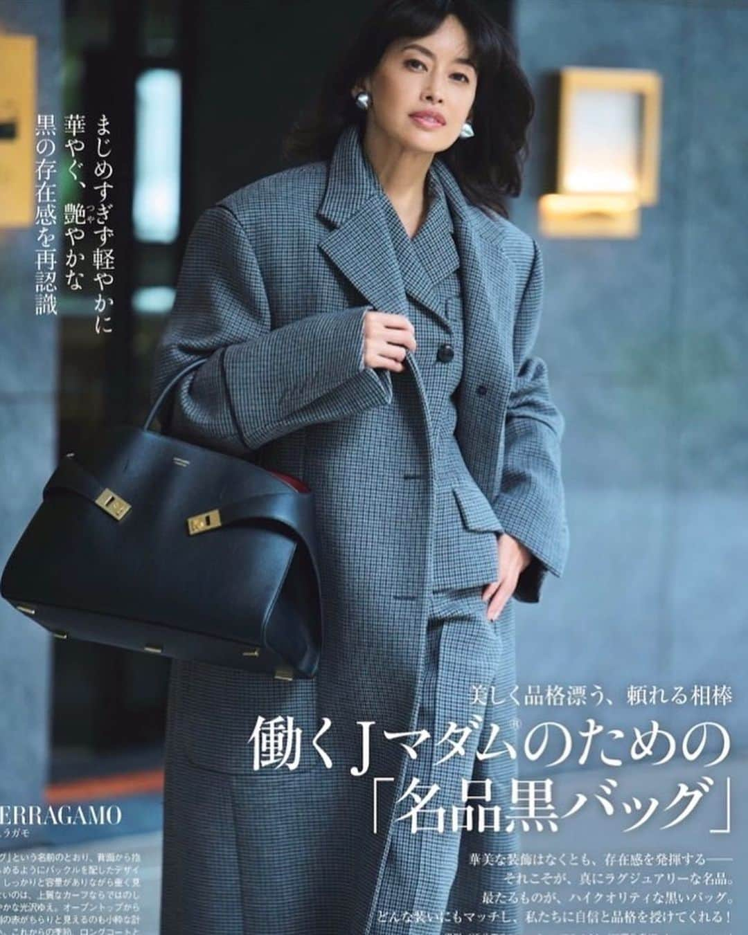 高橋里奈さんのインスタグラム写真 - (高橋里奈Instagram)「eclat 11月号 働くJマダムのための「名品黒バッグ」  撮影　酒井貴生 ヘア&メイク　三澤公幸 スタイリスト　池田奈加子 構成.文　宮崎桃代  @eclat.magazine   素敵な11月号です。 是非ご覧になってくださいね。」9月29日 17時28分 - rina.takahashi_