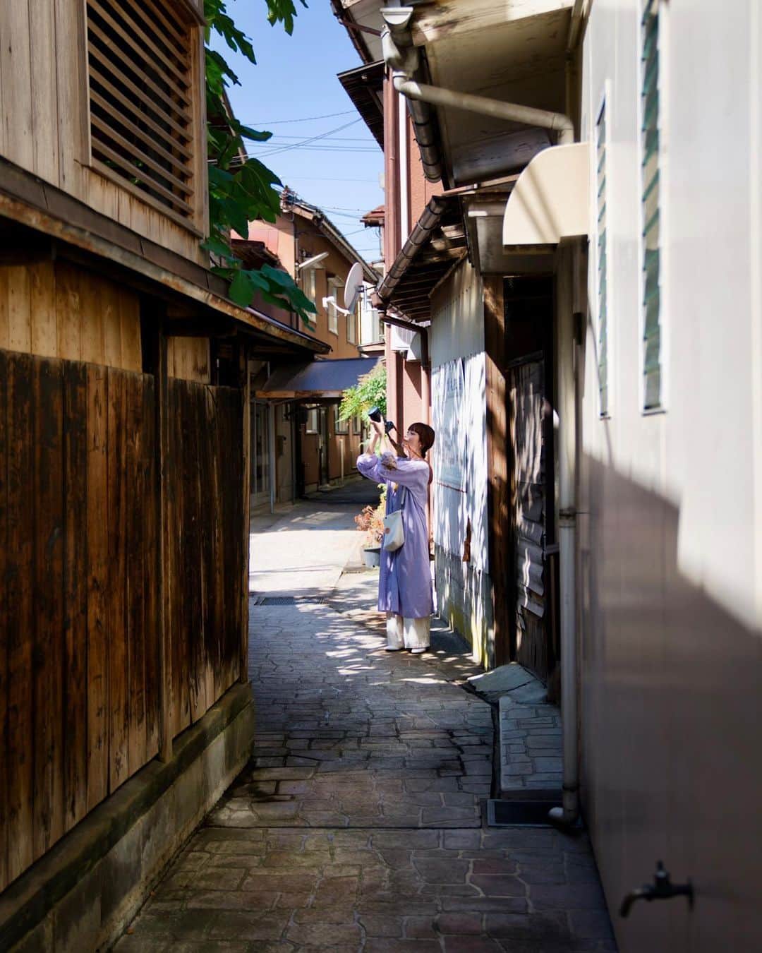Koichiさんのインスタグラム写真 - (KoichiInstagram)「. . 夏の終わり　新潟 村上の旅  まだ夏の気配が残る9月初旬、新潟の村上市を旅してきました。 新潟へは関空からほんの1時間ちょっと。 新潟ってこんなに近かったんだ。。。  村上は、風情のある町屋の町並みが残る素敵な城下町。 鮭のまちとしても知られています。 美しい海岸線があって、いい温泉があり、食の豊かなまちでした。  2泊3日で、村上の色々なところを巡ってきたので、少しづつ紹介していきます。  For those who are planning a trip to Japan soon, there are some destinations I would like to recommend. It is Murakami in Niigata. Niigata is only about an hour's flight from either Tokyo or Osaka. If you're looking for a traditional Japanese feel and a nostalgic atmosphere, there's no better place than Murakami. Everything about Murakami is amazing, including the cityscape, nature, and food! I will guide Murakami's trip in the next few posts.  @murakamikanko_official #murakami_trip #PR  ［1］村上の町屋通りを巡る --------------  城下町である村上の市街地には「越後村上町屋通り」という風情のあるエリアがあります。 江戸時代の町屋が数多く残っており、そこで営業されているお店もたくさん。 加えて大正、昭和のレトロモダンな建物も混在していて、フォトジェニックなスポットだらけでした。 人が溢れる京都に行くより、数倍楽しいと思うな村上。  📍千年鮭きっかわ 村上の町家通りのアイコン的存在がここ千年鮭きっかわ。 JR東日本の吉永小百合さんのCMで有名になったので、まずはポスターを真似てワンショット。  📍益甚酒店 伝統の酒処、村上に来たのだから、美味しい日本酒を見つけないと。 。。。ということで、ご主人お薦めの地酒「大洋盛」を利き酒させて頂く。 これは美味い！即買いです。  📍茶館きっかわ 嘉門亭 この日はお休みで残念だったけど、昨年オープンした村上茶を様々に愉しめるサロン。 中庭がとても素敵らしい。  📍安善寺 黒塀通りのある寺町は、いくつものお寺が立ち並ぶエリア。 荘厳な山門がある安善寺は、門をくぐると静寂の世界。  📍黒塀通り 城下町の風情が残る、黒塀が続く小路。 角を曲がるたび、出会う風景に趣があって楽しい。  📍赤坂屋小路 町屋通りから一本入ると、こんな石畳の路地が。 町家の風情と、昭和レトロのミックス感がまたいいなぁ。 ゴミひとつ落ちてないのに感心。  📍若林家住宅 村上藩の武家屋敷で重要文化財。 軒に吊るされた塩引き鮭は村上の風物詩。  📍旧村上高校門舎（村上市役所） 昭和初期にに建てられた、レトロな洋風建築の小さな門舎。 学校の跡地に建った市役所の敷地で大切に保存されています。  📍十輪寺茶や 岩船屋 町家巡りのひと休みにぴったりの団子屋さん。 みたらし団子と、スッキリした冷たい村上茶でエナジー補給。  → ［2］村上の海岸線を巡る・笹川流れ　に続く  .」9月29日 17時21分 - koichi1717
