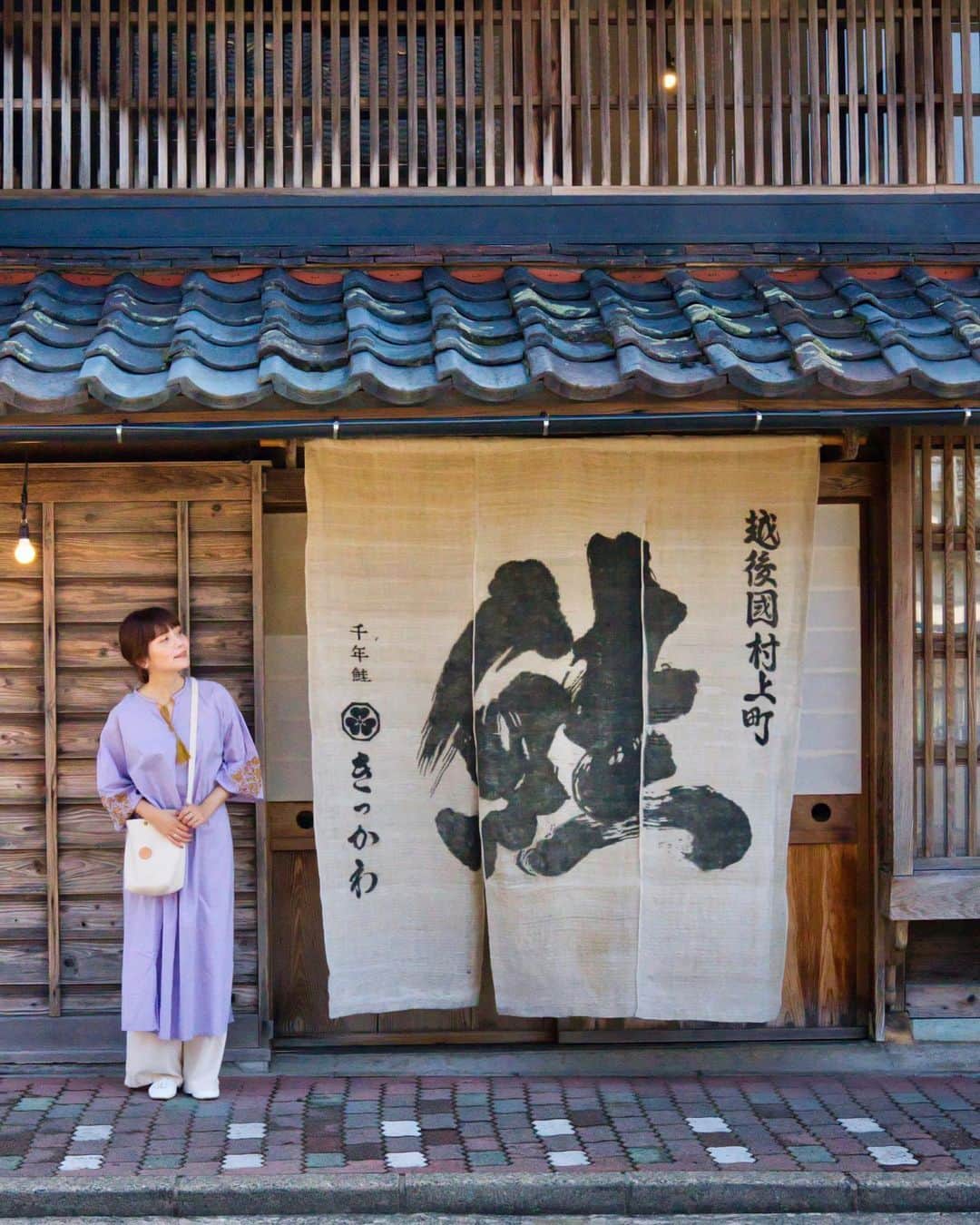 Koichiのインスタグラム：「. . 夏の終わり　新潟 村上の旅  まだ夏の気配が残る9月初旬、新潟の村上市を旅してきました。 新潟へは関空からほんの1時間ちょっと。 新潟ってこんなに近かったんだ。。。  村上は、風情のある町屋の町並みが残る素敵な城下町。 鮭のまちとしても知られています。 美しい海岸線があって、いい温泉があり、食の豊かなまちでした。  2泊3日で、村上の色々なところを巡ってきたので、少しづつ紹介していきます。  For those who are planning a trip to Japan soon, there are some destinations I would like to recommend. It is Murakami in Niigata. Niigata is only about an hour's flight from either Tokyo or Osaka. If you're looking for a traditional Japanese feel and a nostalgic atmosphere, there's no better place than Murakami. Everything about Murakami is amazing, including the cityscape, nature, and food! I will guide Murakami's trip in the next few posts.  @murakamikanko_official #murakami_trip #PR  ［1］村上の町屋通りを巡る --------------  城下町である村上の市街地には「越後村上町屋通り」という風情のあるエリアがあります。 江戸時代の町屋が数多く残っており、そこで営業されているお店もたくさん。 加えて大正、昭和のレトロモダンな建物も混在していて、フォトジェニックなスポットだらけでした。 人が溢れる京都に行くより、数倍楽しいと思うな村上。  📍千年鮭きっかわ 村上の町家通りのアイコン的存在がここ千年鮭きっかわ。 JR東日本の吉永小百合さんのCMで有名になったので、まずはポスターを真似てワンショット。  📍益甚酒店 伝統の酒処、村上に来たのだから、美味しい日本酒を見つけないと。 。。。ということで、ご主人お薦めの地酒「大洋盛」を利き酒させて頂く。 これは美味い！即買いです。  📍茶館きっかわ 嘉門亭 この日はお休みで残念だったけど、昨年オープンした村上茶を様々に愉しめるサロン。 中庭がとても素敵らしい。  📍安善寺 黒塀通りのある寺町は、いくつものお寺が立ち並ぶエリア。 荘厳な山門がある安善寺は、門をくぐると静寂の世界。  📍黒塀通り 城下町の風情が残る、黒塀が続く小路。 角を曲がるたび、出会う風景に趣があって楽しい。  📍赤坂屋小路 町屋通りから一本入ると、こんな石畳の路地が。 町家の風情と、昭和レトロのミックス感がまたいいなぁ。 ゴミひとつ落ちてないのに感心。  📍若林家住宅 村上藩の武家屋敷で重要文化財。 軒に吊るされた塩引き鮭は村上の風物詩。  📍旧村上高校門舎（村上市役所） 昭和初期にに建てられた、レトロな洋風建築の小さな門舎。 学校の跡地に建った市役所の敷地で大切に保存されています。  📍十輪寺茶や 岩船屋 町家巡りのひと休みにぴったりの団子屋さん。 みたらし団子と、スッキリした冷たい村上茶でエナジー補給。  → ［2］村上の海岸線を巡る・笹川流れ　に続く  .」