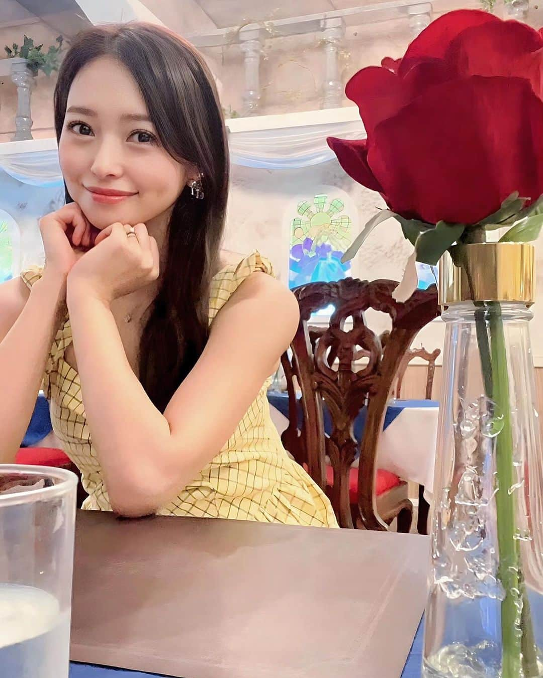 黒澤ゆりかのインスタグラム：「Disney好きな私ですが、 その中でも美女と野獣が1番好きって知ってた？？🌹笑  アニメーション版で野獣が図書室の本をプレゼントするシーンが子供の時から大好きだったんですよね🥰  ということで前に気になってた美女と野獣カフェにお友達と行ってきました😍  気合い入れて黄色のワンピースで行ってきてたよ💛笑😂  こちらも夏の思い出でした😆  #美女と野獣 #美女と野獣カフェ」