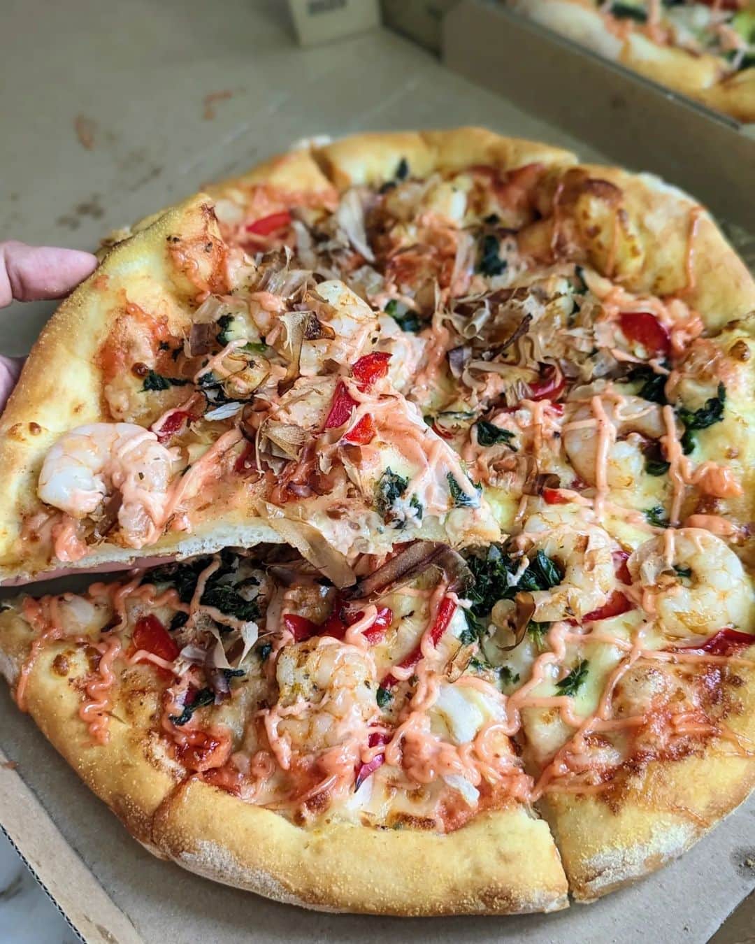 Li Tian の雑貨屋のインスタグラム：「Are u big fan of Mentaiko?  Great news! @dominossg Mentaiko pizzas are back in two flavors - chicken and prawn. Love how creamy the sauce is and the pizzas are topped with lots of other ingredients like cherry tomatoes, spinach and even bonito flakes!   Pizza start from $15.95 and $17.95 respectively for a 9” Regular, and they are available in 12” Large and 15” Extra Large.   Place orders via the Domino’s Singapore to enjoy an in-app exclusive deal for the 9”  Regular Chicken Bon-taiko Pizza at just $5*.  Ride on the 50% off promotion for the 9” Regular pizzas (U.P $25.90) simply by topping up $3 for the Chicken Bon-taiko Pizza and $5 for the Prawn Bon-taiko Pizza.   #sgpizza #sg #singapore #pizza」