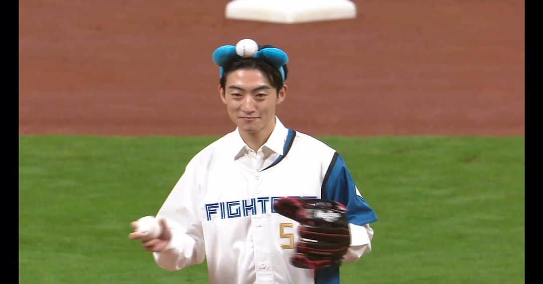 修一朗のインスタグラム：「エスコン始球式⚾️ プロのマウンド綺麗で広かった。一生の思い出です。 いとこ喜んでた北海道最高！　@fighters_official」