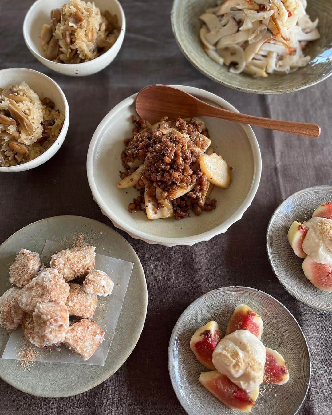 SHIORIのインスタグラム：「・・・ 明日17時まで！ ＼＼只今37期生募集中👩‍🍳／／  今月のレッスンは秋の"野菜まつり"ということでどどーんと7品ご紹介しました✨  『野菜まつり』はこれまで春・夏・冬とやってきた人気シリーズです。これにて完結✨  @ateliershiori.online では毎回、様々なテーマに沿って目的を持ってレシピをご紹介しています。THE定番料理を始め、とにかく手軽なもの、手間暇を楽しむもの、自信をつけるものなど。  今回のテーマで意識したのは、旬の食材を使って極力シンプルな材料と工程で構成しながら、どこか目新しさがあること。  日常に手軽に取り入れやすく、でもほんの少し食卓に新しい風を吹かせること。  メニューに派手さはありません。どちらかと言えば地味。でも、しみじみおいしい、毎日食べたいのってこういうのだよね。そんなメニューを目指しました👩‍🍳  旬を食卓に取り入れる習慣がつくと季節の移ろいに敏感になり暮らし を楽しんでいる実感が湧くので生徒さんからとても好評です❤️  きのこもサルシッチャ いちじくのごまクリームがけ 白いきんぴら マッシュルームサラダ 鶏ごぼうごはん さといものからあげ れんこんの納豆炒め  ぜーんぶおすすめですが‥ 私の一押しはいちじくのごまクリーム❤️いちじく×ごまのソースはこの時期和食屋さんの定番。今回は私なりのアレンジを加えて、 より味わい軽やか＆リッチテイストに仕上げてみました。いちじくをはじめ秋ならシャインマスカットや柿などにもよく合います✨   今年は秋刀魚もますます高騰し、松茸など秋ならでは高価な味覚もありますが‥  まずは身近に手に入る食材で、一品から気軽に楽しんでいただけるメニューたち。今月入会しても学べますので、秋の味覚を存分に楽しみたい方におすすめです✨     ➖➖➖➖➖➖➖➖  ＼＼只今35期生募集中👩‍🍳／／  @ateliershiori.online  は、好きな時に好きな場所から自分のペースで受講できるオンライン料理教室です。  入会金や手数料はありません。 1ヶ月からのお試しも可能なので、気になったらぜひ一歩踏み出してみてください🌈  過去レッスンは全てご視聴頂けます。  ________________  ⚠️お申込みは30日17時まで⚠️ プロフィールページのURLからお申し込みいただけます。その際、ご自身のユーザーネーム（ID）漏れが非常に多くなっておりますので焦らず、必要事項を全てご記入お願いいたします🙇‍♀️  #SHIORIレシピ #料理教室 #オンラインレッスン #食卓から暮らしを豊かに」