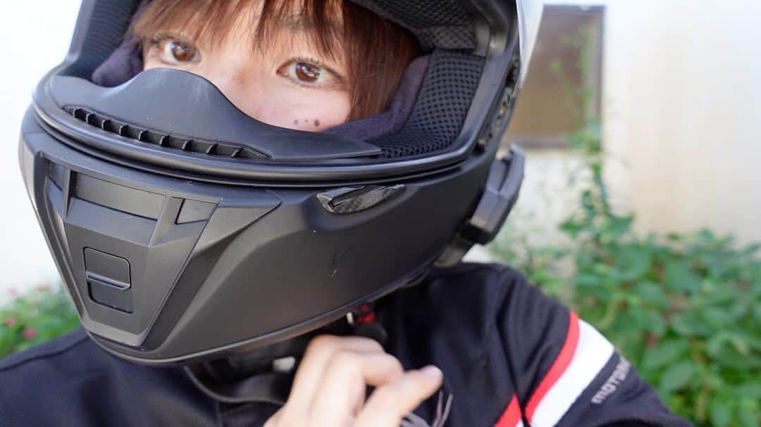 内山ミエのインスタグラム：「バイクでドライブスルー行って来ました🤭🫠  良かったらYouTube動画upしたので見てください✨✨そしていつもチェックしてくれてアリガトウ🍎  フォローお待ちしてます☺️ #バイク #バイク女子  #ドライブスルー #ツーリング #バイクのある生活」