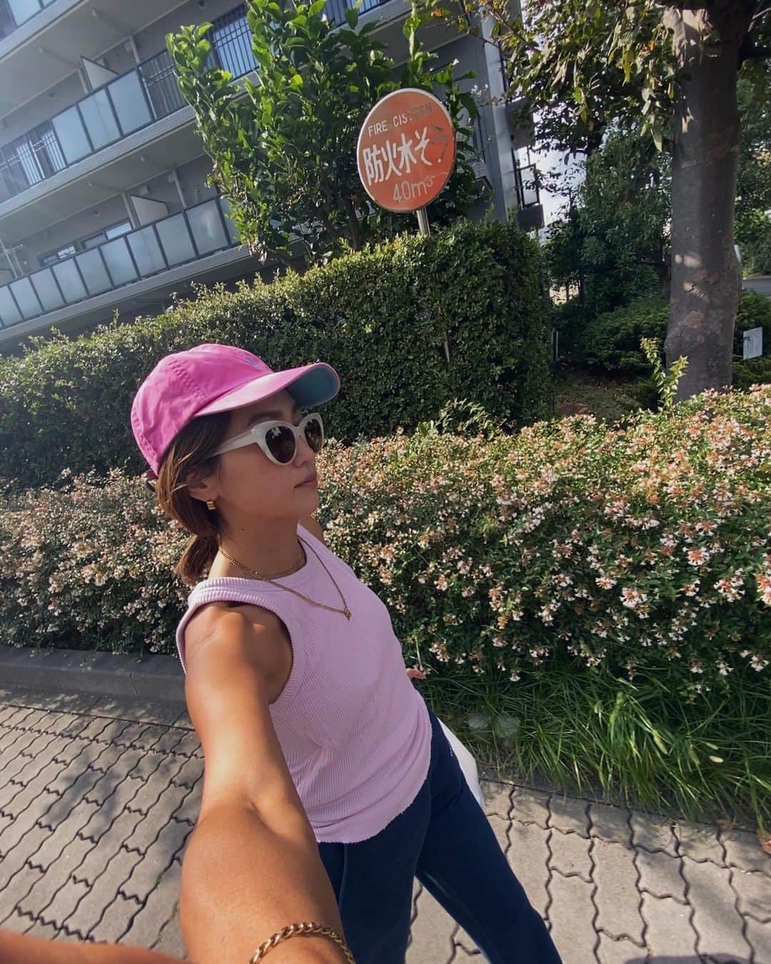堀舞紀のインスタグラム：「🍱  お気に入りのお弁当やさん。  ここはとっても美味しい🤤  スウェットptは @daddysgirl_official  の新作setup…  色は悩みに悩んでネイビーに🫐 sizeはSにしています。  ネイビーは即完売😮‍💨〜 今回は追加生産ないから 狙っている方 はお早めに🌼  めちゃくちゃ生地しっかりしていて ふわふわで可愛いょ❤️❤️  🩴とスウェット合わせ とか大好き🥺🌼  #秋コーデ #母親服装 #スウェットコーデ」
