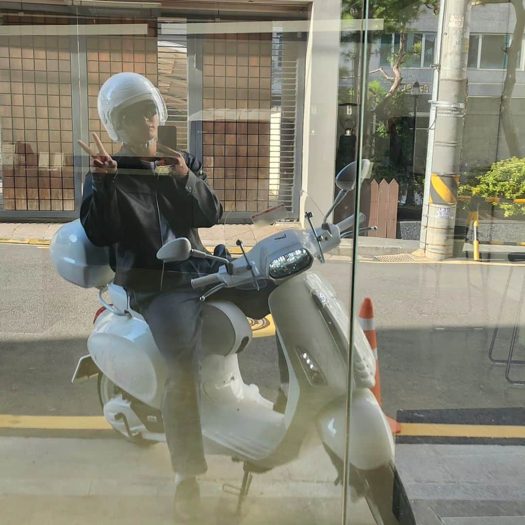 ジヌン さんのインスタグラム写真 - (ジヌン Instagram)「운동길에 베스파 감성 한 스푼✌️  #justinbieberedition」9月29日 17時27分 - jinwoon52