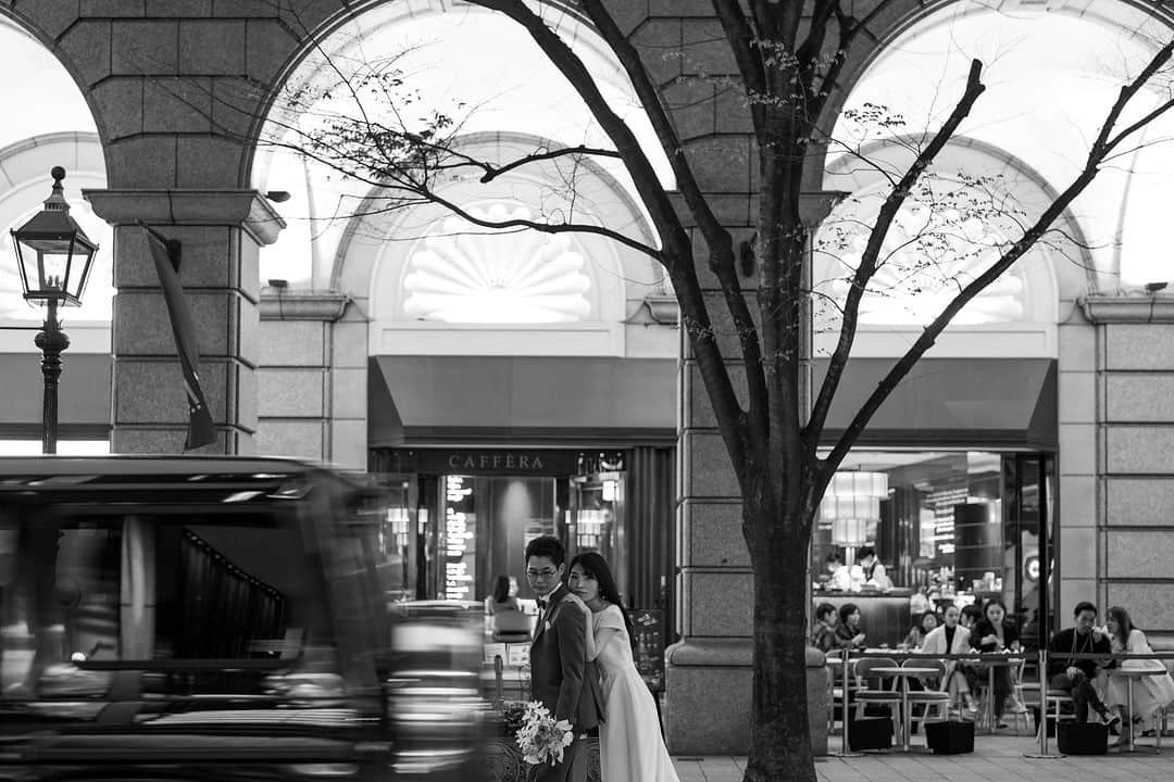ラヴィ•ファクトリーさんのインスタグラム写真 - (ラヴィ•ファクトリーInstagram)「. 【写真で叶える結婚式】 . 普段の街並みもドレスアップをして お写真に残すとドラマチックなワンシーンに📸  おふたりの思い出の場所や 憧れの場所でフォトを叶えてください🪄 . —————— ラヴィファクトリー:@kobe_laviephotography Photographer: @taiheifoto AREA:JAPAN,KOBE —————— @laviefactoryをフォローして #laviefactory #ラヴィファクトリー のハッシュタグをつけて お写真を投稿してみてくださいね✳︎ . こちらの公式IG（@laviefactory） で取り上げさせていただきます✨ . 思わず笑顔になれるハートのある 「家族写真」はラヴィクルール* >>>@laviecouleur_official . #wedding #weddingphotography #photo #ハートのある写真 #instawedding #結婚写真 #ウェディング #ウェディングフォト #撮影指示書 #ロケーションフォト #前撮り #写真好きな人と繋がりたい #フォトウェディング #卒花 #後撮り #ウェディングニュース #前撮り小物 #前撮りフォト #前撮りアイテム #ウェディング撮影 #撮影構図 #前撮りアイディア #撮影指示書 #花嫁コーディネート #花嫁コーデ #洋装ロケフォト #神戸花嫁 #神戸前撮り」9月29日 17時36分 - laviefactory
