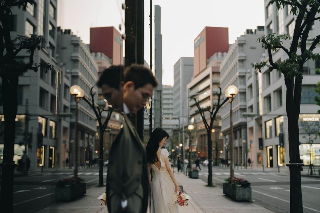 ラヴィ•ファクトリーさんのインスタグラム写真 - (ラヴィ•ファクトリーInstagram)「. 【写真で叶える結婚式】 . 普段の街並みもドレスアップをして お写真に残すとドラマチックなワンシーンに📸  おふたりの思い出の場所や 憧れの場所でフォトを叶えてください🪄 . —————— ラヴィファクトリー:@kobe_laviephotography Photographer: @taiheifoto AREA:JAPAN,KOBE —————— @laviefactoryをフォローして #laviefactory #ラヴィファクトリー のハッシュタグをつけて お写真を投稿してみてくださいね✳︎ . こちらの公式IG（@laviefactory） で取り上げさせていただきます✨ . 思わず笑顔になれるハートのある 「家族写真」はラヴィクルール* >>>@laviecouleur_official . #wedding #weddingphotography #photo #ハートのある写真 #instawedding #結婚写真 #ウェディング #ウェディングフォト #撮影指示書 #ロケーションフォト #前撮り #写真好きな人と繋がりたい #フォトウェディング #卒花 #後撮り #ウェディングニュース #前撮り小物 #前撮りフォト #前撮りアイテム #ウェディング撮影 #撮影構図 #前撮りアイディア #撮影指示書 #花嫁コーディネート #花嫁コーデ #洋装ロケフォト #神戸花嫁 #神戸前撮り」9月29日 17時36分 - laviefactory