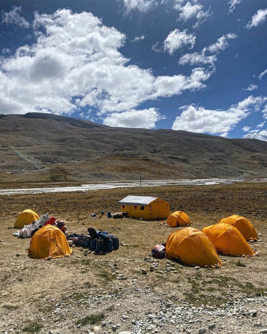 石川直樹さんのインスタグラム写真 - (石川直樹Instagram)「For Himalayas⑪ We arrived #ChoOyu BC, #Tibet. チョオユーBC着。標高4800m。テントを立てていたら、突然#羊飼い が羊の群れを連れてきてテントサイトが羊の糞尿まみれに…😭羊たちの奥にある、雲に隠れ気味の山が#チョオユー です。 明日にはABC（Advanced Base Camp）に移動します。実質ABCがベースキャンプとなるでしょう。ABCは標高5700mと言われたけど、本当にそんなに高いのかな。 . 3枚目は今までの8000m峰の登頂日。自分が注視しているのは、アンナプルナからナンガのあいだの日数、79日間。ナンガは順応のためのローテーションなし、ワンプッシュで登りました。すなわち、自分の体には約2ヶ月半、高所順応が残っていた。 G1に登頂したのが7月26日、その2ヶ月半後は10月9日あたり。それまでならチョオユーに、順応なしのワンプッシュで登れるんじゃないか、と。 2週間程度で順応はなくなる、という研究結果もありますが、どうなのか。高所順応と高山病に関しては、今なお個人的に研究中です。 . 明日ABCに入ると、音信不通になる可能性高し。」9月29日 17時28分 - straightree8848