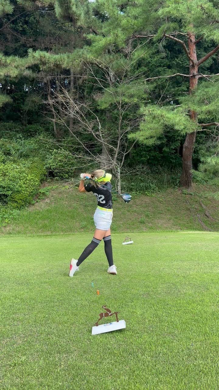nawachanのインスタグラム：「．  《ドライバーショット⛳️》  黒のウェア🐦‍⬛可愛い♡ @fr2golf 👚  グリップ @no1grip_official   ティーアンバサダー @shinshu_yoshino_denki   サングラス🕶️ @golfgoodr_jp  ．  #ゴルフウェア#ゴルフラウンド#ゴルフ女子#初心者#⛳️#🏌️‍♀️#ゴルフ男子#ゴルフ馬鹿#ゴルファー#ゴルフ場#ゴルフ好きな人と繋がりたい#ゴルフ好き#ゴルフ好きな人と仲良くなりたい#golf#Instagram」
