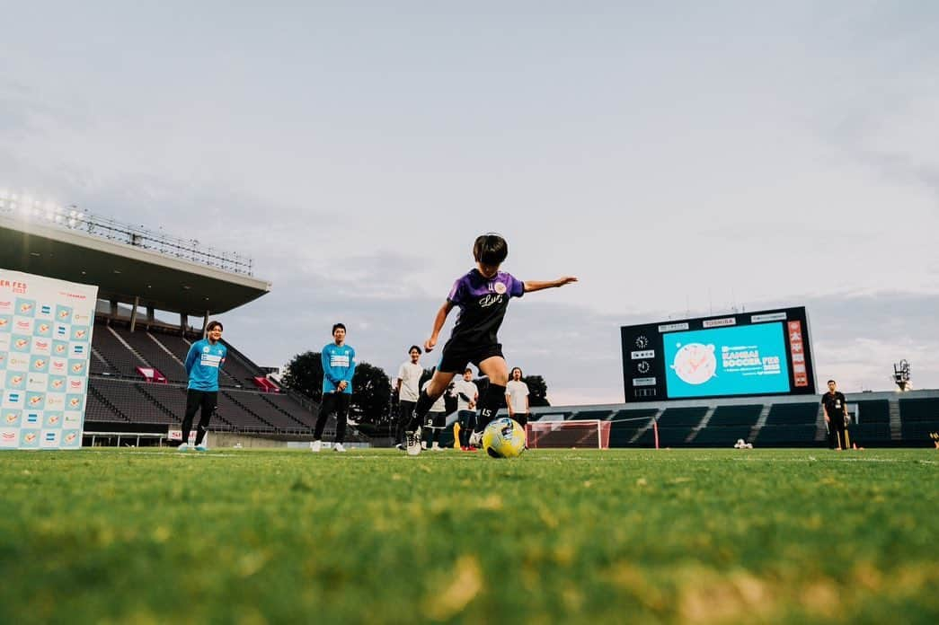 sfidaさんのインスタグラム写真 - (sfidaInstagram)「. KANSAI SOCCER FES "A FOX IN THE BOX" PHOTO HILIGHTS📸  @yusuketanaka_official  @kansai_soccer_fes   2023.09.26 #ヨドコウ桜スタジアム   日本代表を経験したお二人と一緒に ボールを蹴りながら体感した本気の技術。  この経験を通してサッカーをもっと好きになってほしい、 夢を持つきっかけになってほしい、そう願っています。  sfidaはKANSAI SOCCER FESを 全力でサポートしていきます。  #sfida #スフィーダ #kansaisoccerfes #関西サッカーフェス #サッカー教室 #サッカー #サッカー少年 #サッカー少女 #サッカーボール #挑戦 #サッカー選手 #soccer #football」9月29日 17時31分 - sfidasports