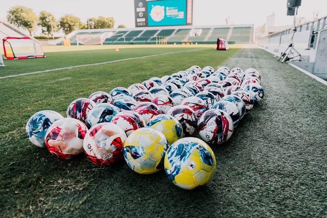 sfidaのインスタグラム：「. KANSAI SOCCER FES "A FOX IN THE BOX" PHOTO HILIGHTS📸  @yusuketanaka_official  @kansai_soccer_fes   2023.09.26 #ヨドコウ桜スタジアム   日本代表を経験したお二人と一緒に ボールを蹴りながら体感した本気の技術。  この経験を通してサッカーをもっと好きになってほしい、 夢を持つきっかけになってほしい、そう願っています。  sfidaはKANSAI SOCCER FESを 全力でサポートしていきます。  #sfida #スフィーダ #kansaisoccerfes #関西サッカーフェス #サッカー教室 #サッカー #サッカー少年 #サッカー少女 #サッカーボール #挑戦 #サッカー選手 #soccer #football」