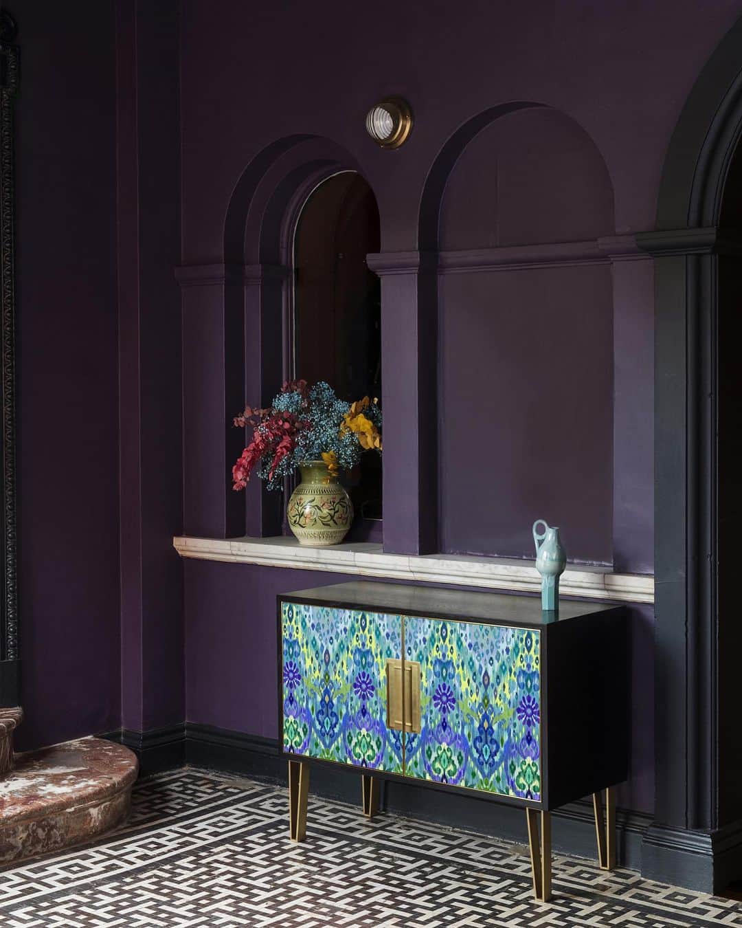 マシューウィリアムソンのインスタグラム：「PURPLE  An Ikat cabinet I designed for @roomelondon」