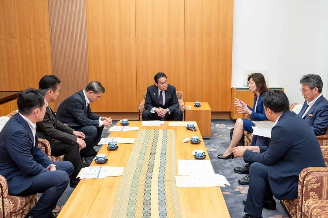 野田聖子さんのインスタグラム写真 - (野田聖子Instagram)「情報通信戦略調査会において取りまとめた、インターネット時代における公共放送の在り方に関する提言について、岸田文雄内閣総理大臣へ申し入れに伺いました。  #野田聖子  #情報通信戦略調査会  #総理大臣  #岸田文雄」9月29日 17時35分 - seiko.noda