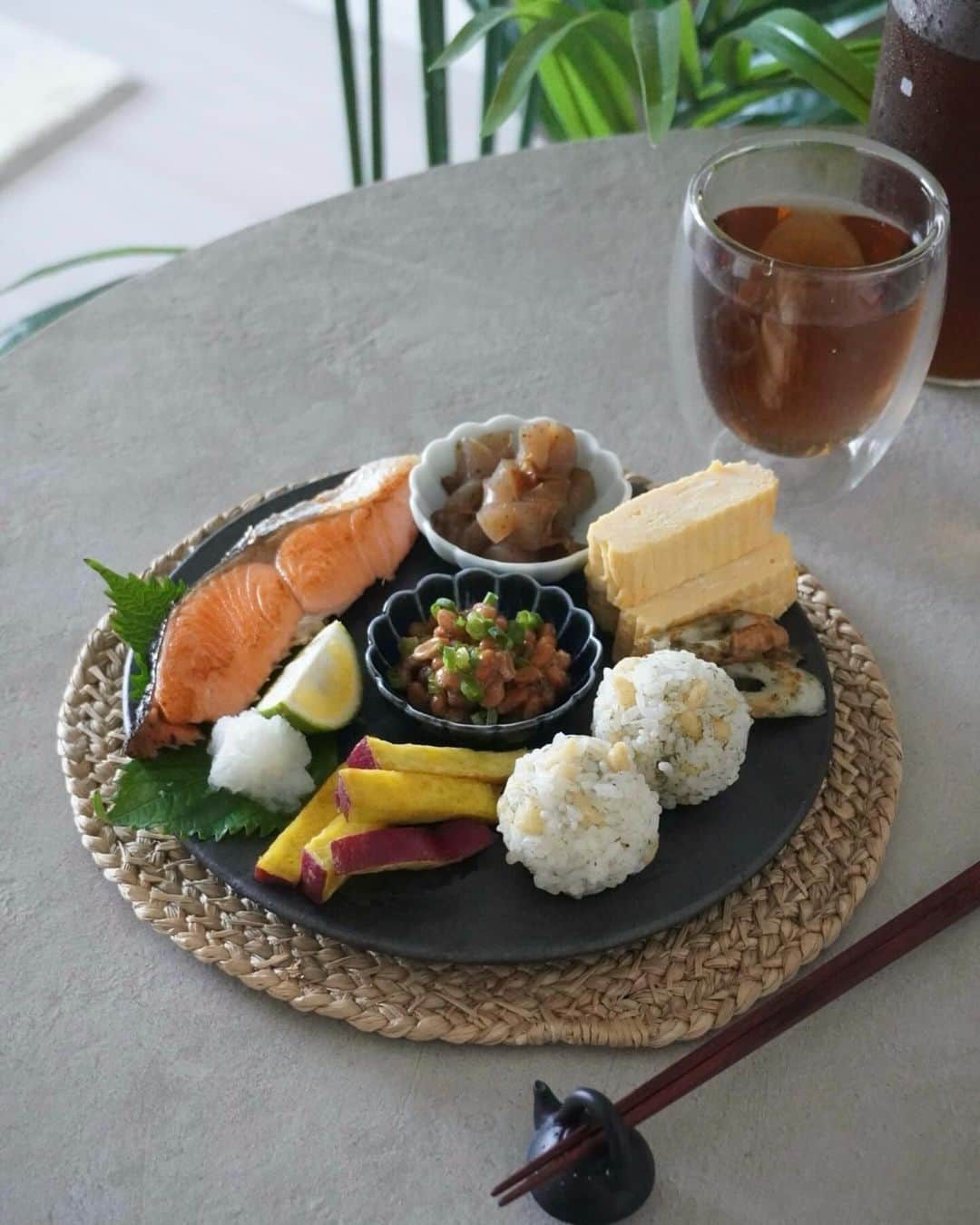 のインスタグラム：「朝昼兼用ごはん🍽️この時間を楽しみにしています🌼  作り置きや、昨晩の残り物をどう盛り付けようか… 仕事をしている時とはまた違った思考になれるので、ちょっとした息抜きにもとても良い☺️ 器の隙間を埋めていく作業、パズルをしているような感覚です。  (しかし、米粉パンケーキの焼き加減が難しい…)」