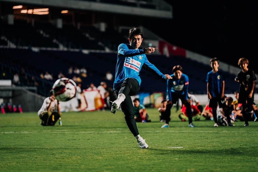 sfidaのインスタグラム：「. KANSAI SOCCER FES "A FOX IN THE BOX" PHOTO HILIGHTS📸  @yusuketanaka_official  @kansai_soccer_fes   2023.09.26 #ヨドコウ桜スタジアム   今回の講師は元サッカー日本代表の  #玉田圭司 氏と #大久保嘉人 氏。  シュートトレーニングやPK対決で ストライカーの極意を学びました。  最後にはお二人から参加者の皆さん一人一人に、 sfidaサッカーボールが贈られました。  このボールと一緒に夢への挑戦を続けてほしいと思います。  sfidaはKANSAI SOCCER FESを 全力でサポートしていきます。  #sfida #スフィーダ #kansaisoccerfes #関西サッカーフェス #サッカー教室 #サッカー #サッカー少年 #サッカー少女 #サッカーボール #挑戦 #サッカー選手 #soccer #football」