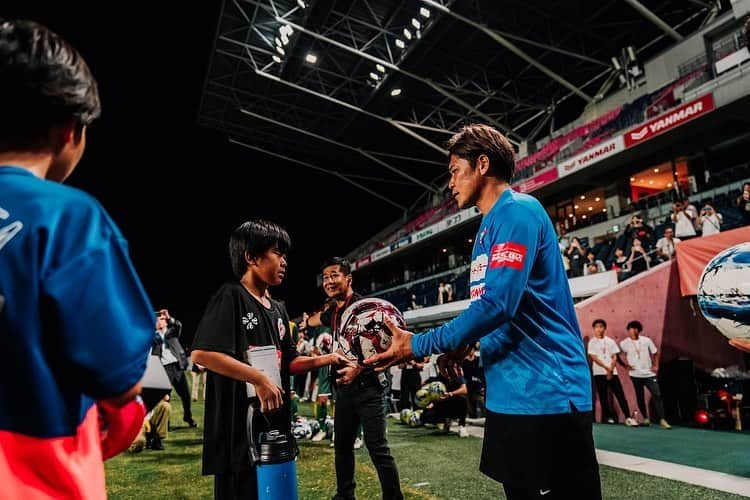 sfidaさんのインスタグラム写真 - (sfidaInstagram)「. KANSAI SOCCER FES "A FOX IN THE BOX" PHOTO HILIGHTS📸  @yusuketanaka_official  @kansai_soccer_fes   2023.09.26 #ヨドコウ桜スタジアム   今回の講師は元サッカー日本代表の  #玉田圭司 氏と #大久保嘉人 氏。  シュートトレーニングやPK対決で ストライカーの極意を学びました。  最後にはお二人から参加者の皆さん一人一人に、 sfidaサッカーボールが贈られました。  このボールと一緒に夢への挑戦を続けてほしいと思います。  sfidaはKANSAI SOCCER FESを 全力でサポートしていきます。  #sfida #スフィーダ #kansaisoccerfes #関西サッカーフェス #サッカー教室 #サッカー #サッカー少年 #サッカー少女 #サッカーボール #挑戦 #サッカー選手 #soccer #football」9月29日 17時35分 - sfidasports