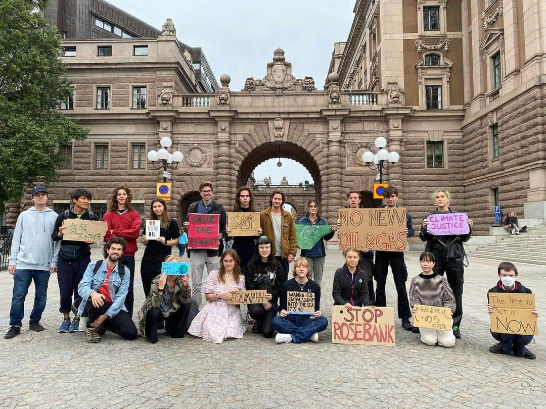 グレタ・トゥーンベリのインスタグラム：「Climate strike week 267. #StopRosebank #FridaysForFuture #ClimateStrike #EndFossilFuels」