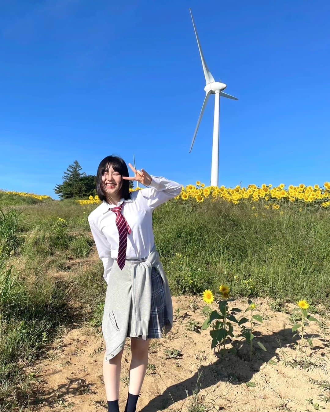 森﨑美月さんのインスタグラム写真 - (森﨑美月Instagram)「🎤👧🏻👦🏻  尚志高等学校の皆さん！ トレンド調査に協力していただき、ありがとうございました♡  初めてのインタビューでドキドキしたけど、 皆さんが優しく答えてくれて本当に嬉しかったです！！  福島、楽しかった！！ また行きた〜い(*˙˘˙*) 🍑🌻🎢🛟🍧🍞⛱*.ﾟ  ⁑ ⁑  #超無敵クラス#TVer#見逃し配信 #福島県#ロケ#アンブレラスカイ#猪苗代湖ハーブ園#ひまわり畑#郡山 #森﨑美月#mizuki#mizukimorisaki #jk#fjk#16歳#16#16yrs#07#女子高生 #japan#japanesegirl #向日葵の後ろ姿もスキ⁡ ⁡」9月29日 17時37分 - morisaki_mizuki_