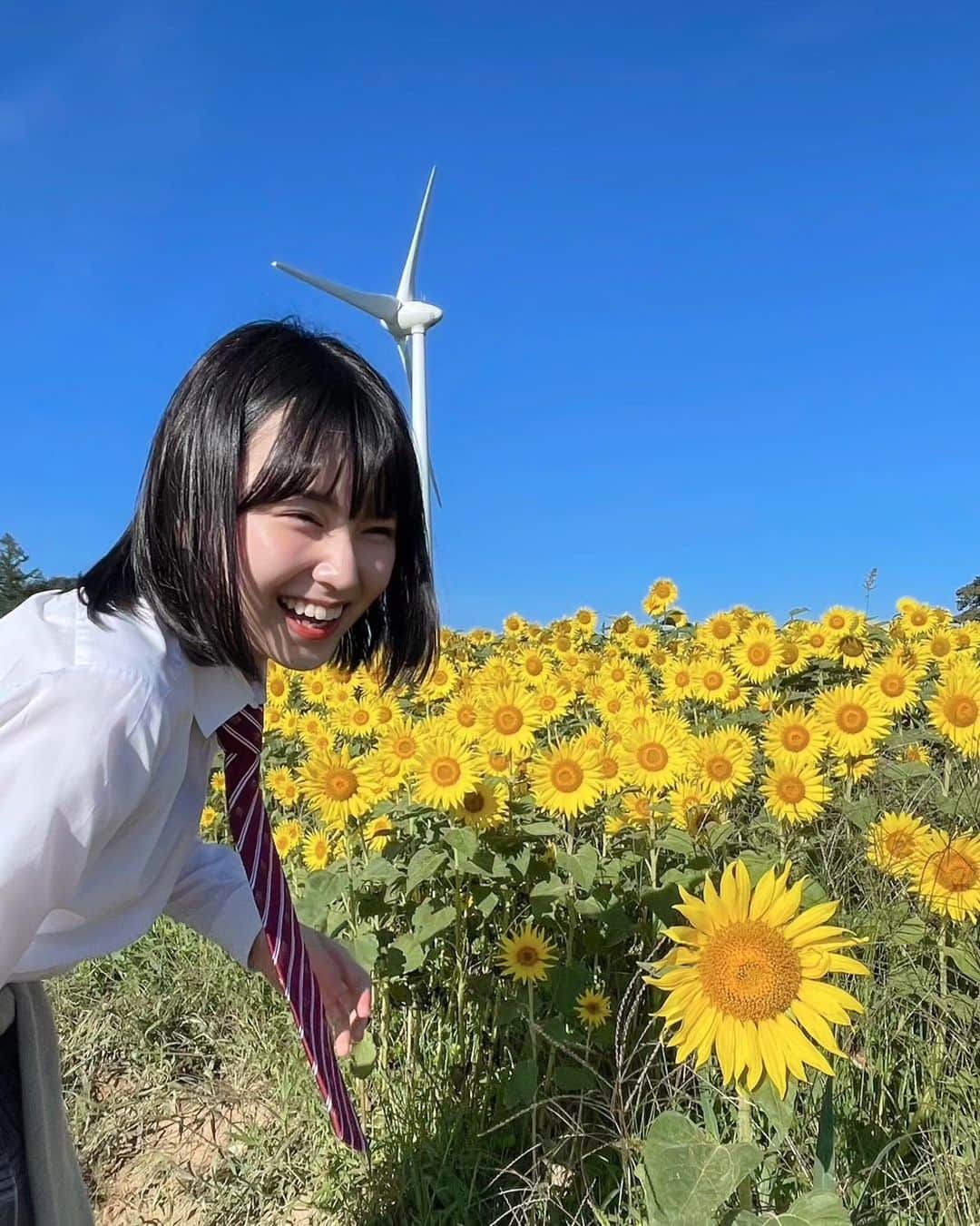 森﨑美月さんのインスタグラム写真 - (森﨑美月Instagram)「🎤👧🏻👦🏻  尚志高等学校の皆さん！ トレンド調査に協力していただき、ありがとうございました♡  初めてのインタビューでドキドキしたけど、 皆さんが優しく答えてくれて本当に嬉しかったです！！  福島、楽しかった！！ また行きた〜い(*˙˘˙*) 🍑🌻🎢🛟🍧🍞⛱*.ﾟ  ⁑ ⁑  #超無敵クラス#TVer#見逃し配信 #福島県#ロケ#アンブレラスカイ#猪苗代湖ハーブ園#ひまわり畑#郡山 #森﨑美月#mizuki#mizukimorisaki #jk#fjk#16歳#16#16yrs#07#女子高生 #japan#japanesegirl #向日葵の後ろ姿もスキ⁡ ⁡」9月29日 17時37分 - morisaki_mizuki_
