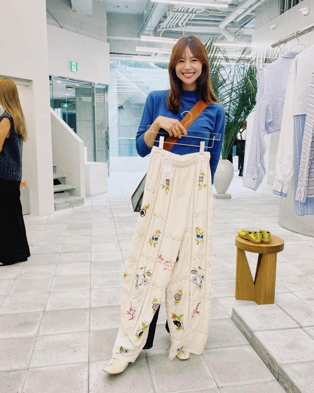 日下部ゆいこさんのインスタグラム写真 - (日下部ゆいこInstagram)「. . @todayful_  s/s展示会 . 時間がなさすぎて ことごとく顔を出せない展示会。 . ちょうどタイミングがあって 行けたので心が軽いです。 . . 今日は中秋の名月。 帰ったらお月見団子を つくらねば。 . . #todayful#fashion#コーデ#ママコーデ#me」9月29日 17時40分 - yuiko_kusakabe