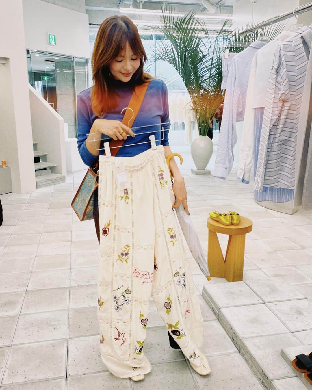 日下部ゆいこさんのインスタグラム写真 - (日下部ゆいこInstagram)「. . @todayful_  s/s展示会 . 時間がなさすぎて ことごとく顔を出せない展示会。 . ちょうどタイミングがあって 行けたので心が軽いです。 . . 今日は中秋の名月。 帰ったらお月見団子を つくらねば。 . . #todayful#fashion#コーデ#ママコーデ#me」9月29日 17時40分 - yuiko_kusakabe