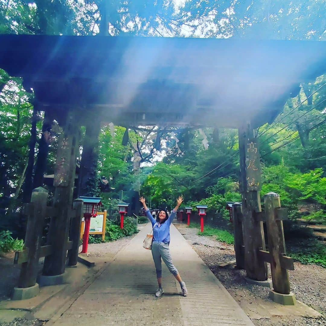 常世晶子さんのインスタグラム写真 - (常世晶子Instagram)「息子とふらっと高尾山へ⛰️リフトに乗って、お団子を食べて(十五夜ですし…)、あれこれ話をしながら2時間半の弾丸登山🚶☀️  お参りをして汗をかいて少しだけスッキリ！たまの息抜きは大切ですね🎵 記念にお決まりの写真まで買っちゃって😆満足ー！！ 付き合ってくれてありがとう♥️♥️  #高尾山 #十五夜 #🌝 #楽しかった！」9月29日 17時41分 - tokoyo_shoko