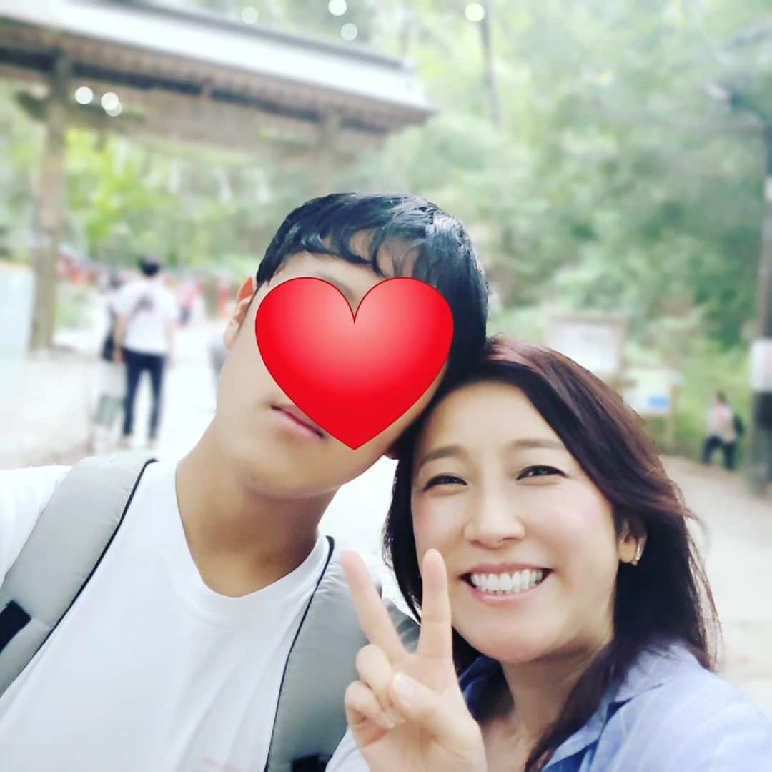 常世晶子さんのインスタグラム写真 - (常世晶子Instagram)「息子とふらっと高尾山へ⛰️リフトに乗って、お団子を食べて(十五夜ですし…)、あれこれ話をしながら2時間半の弾丸登山🚶☀️  お参りをして汗をかいて少しだけスッキリ！たまの息抜きは大切ですね🎵 記念にお決まりの写真まで買っちゃって😆満足ー！！ 付き合ってくれてありがとう♥️♥️  #高尾山 #十五夜 #🌝 #楽しかった！」9月29日 17時41分 - tokoyo_shoko