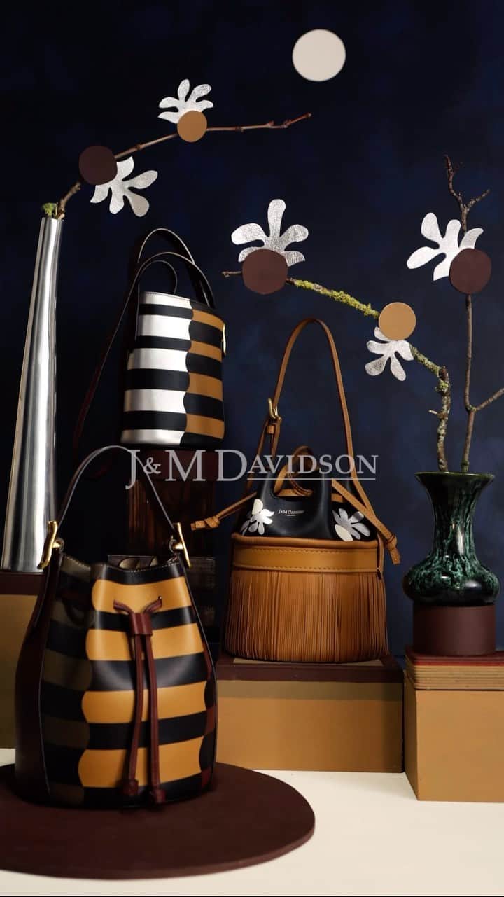 J&M Davidsonのインスタグラム：「Discover the new patchwork ”Intarsia Collection”  ブランドが誇るクラフツマンシップが光る” Intarsia Collection”。 細かくカットしたレザーを職人の手で一つ一つはめ込み、模様を作り上げる”インターシャ”の手法を人気モデルに施しました。 ベリーや植物の葉をモチーフとした”ANNIVERSARY CARNIVAL/アニバーサリー カーニバル”や、マルチストライプの”POPPY/ポピー”などが登場します。 今宵の月のように、魅惑的なムード漂うコレクションです。  #jandmdavidson #ジェイアンドエムデヴィッドソン」