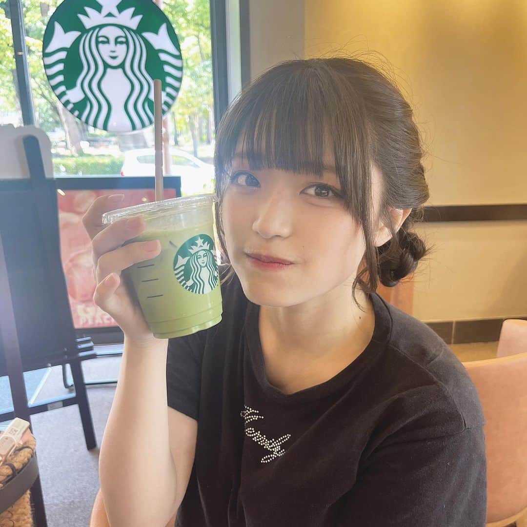 鈴木芽生菜のインスタグラム：「休日デート🕊🕊🕊 in Starbucks ☕️  #スタバ #starbucks #アイドル #アプガ #ヘアアレンジ #デート #彼女とデートなうに使っていいよ #抹茶」