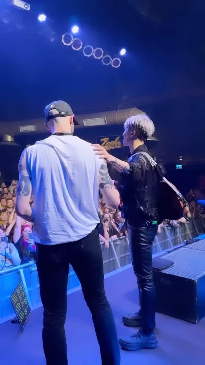 雅-MIYAVI-のインスタグラム：「Yo  This is insane   This guy right here got the same tattoo as mine  I mean, it’s… the same freakin tattoo, man  Exact same way all over his body   FOR REAL  Crazy  It’s not sharpie…!!!!  🤯  I’ve seen many of my lovely fans got tattoos of my song titles, my autograph etc but this takes it to the whole new level… insane   I wonder how many hours it took (I know I should know that too lol)  But you know, when I think about how he felt while getting it done, it goes beyond just being happy for me. Its like I feel more responsible now  Also, I deeply wish his life is blessed as well.  (Altho you can’t get in hot springs with the tattoo in Japan, it’s not my fault)  I’ll work harder too, as an artist, and as a man.  Let’s keep rocking bro  これはやばい  ドイツのボーフムという街に来たんだけど  今までサインとか曲のタイトルをタトゥーで刻んでくれてるファンの子たちと会ったことあるけど、これはちょっと衝撃的すぎた  ぜんぶ俺とまったく同じタトゥー  身体中だぜ？？ (マジックペンじゃないんだぜ！🤯)  やばくない？  何時間かかったんだろう  俺もか。笑  でもさ、彫ってる時とかどんな気持ちだったんだろうとか考えると  これは嬉しいとか通り越して  なんだろう  こんなんされたら  がんばるしかないじゃんね。  彼の人生も豊かなものであってほしいと願うし  俺も、もっとがんばろう  なんだかそんな気持ちにさせられました  ありがとう  お互いがんばろう  温泉は入れないけど  めげずにがんばろう」
