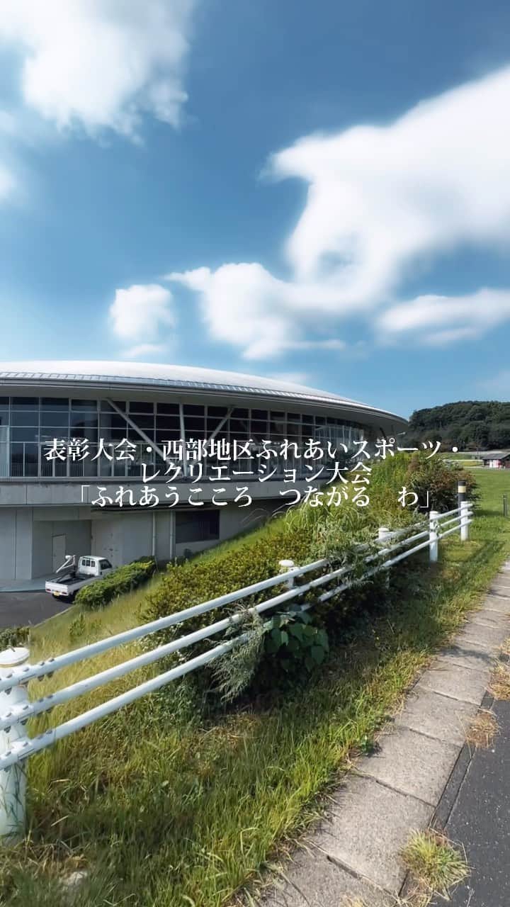 ゆーやのインスタグラム：「本日はありがとうございました。  本日の講演の内容は 「諦めない心」  今あなたが諦めたとしたら あなたを信じてくれてた人が 間違っていた事になる そして、あなたを馬鹿にしていた人達が 正しかった事になる あなたはどちらを選びますか？  本日はダンスの披露の際音楽をかけず、皆さんの手拍子で踊らせて頂きました。  みんなで作り上げたあの空間はとても素敵でした。  また皆さんとお会いできる日を楽しみにしております。  余談ではありますが、  この会に支援をしている会社の方に  1人の男性が歩み寄り一言  「いつもお仕事を下さりありがとうございます」  この一言。  涙が出そうになりました。  お互いの感謝が見える瞬間でした。  素敵だ。  ありがとうございました。  #キズナプロジェクト #浜松市 #講演 #運動会  #障害福祉 #breakin #dance #ダンス」